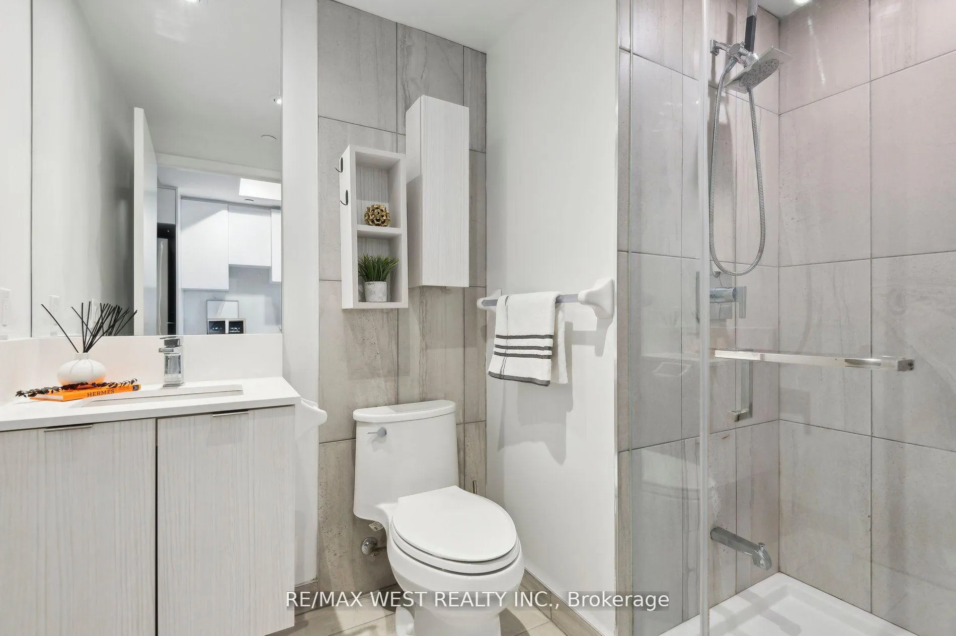 Photo 9 of Unit 2215, 195 Redpath Avenue, Toronto, Mount Pleasant West — HOMEH