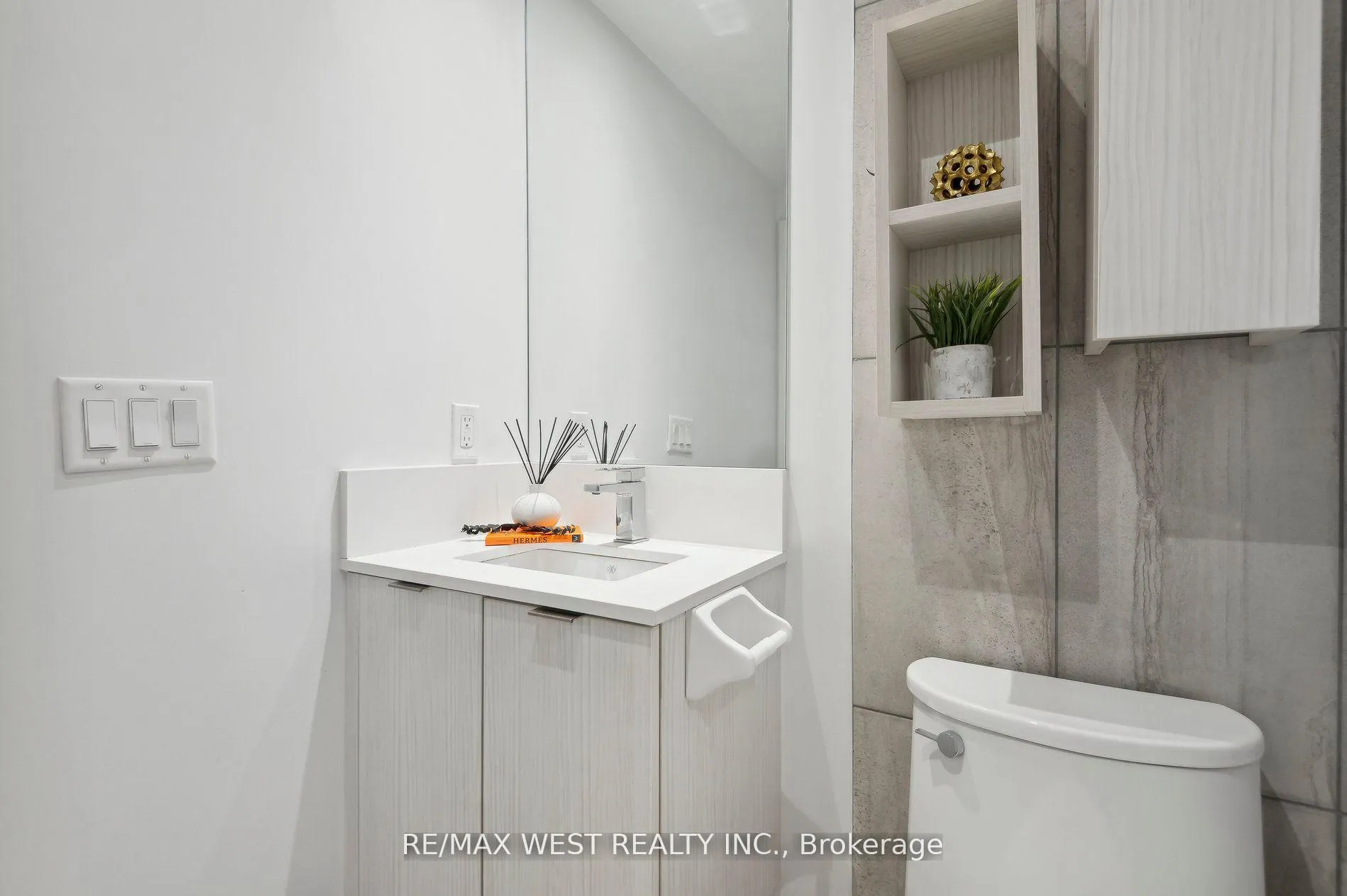 Photo 10 of Unit 2215, 195 Redpath Avenue, Toronto, Mount Pleasant West — HOMEH