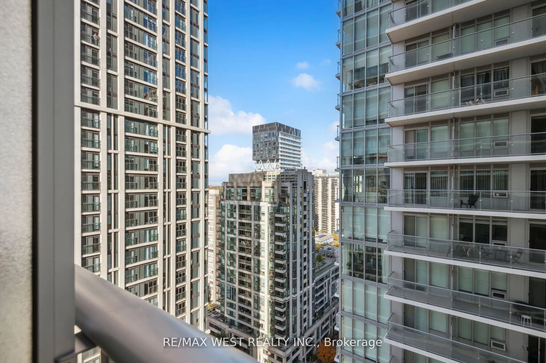 Photo 14 of Unit 2215, 195 Redpath Avenue, Toronto, Mount Pleasant West — HOMEH
