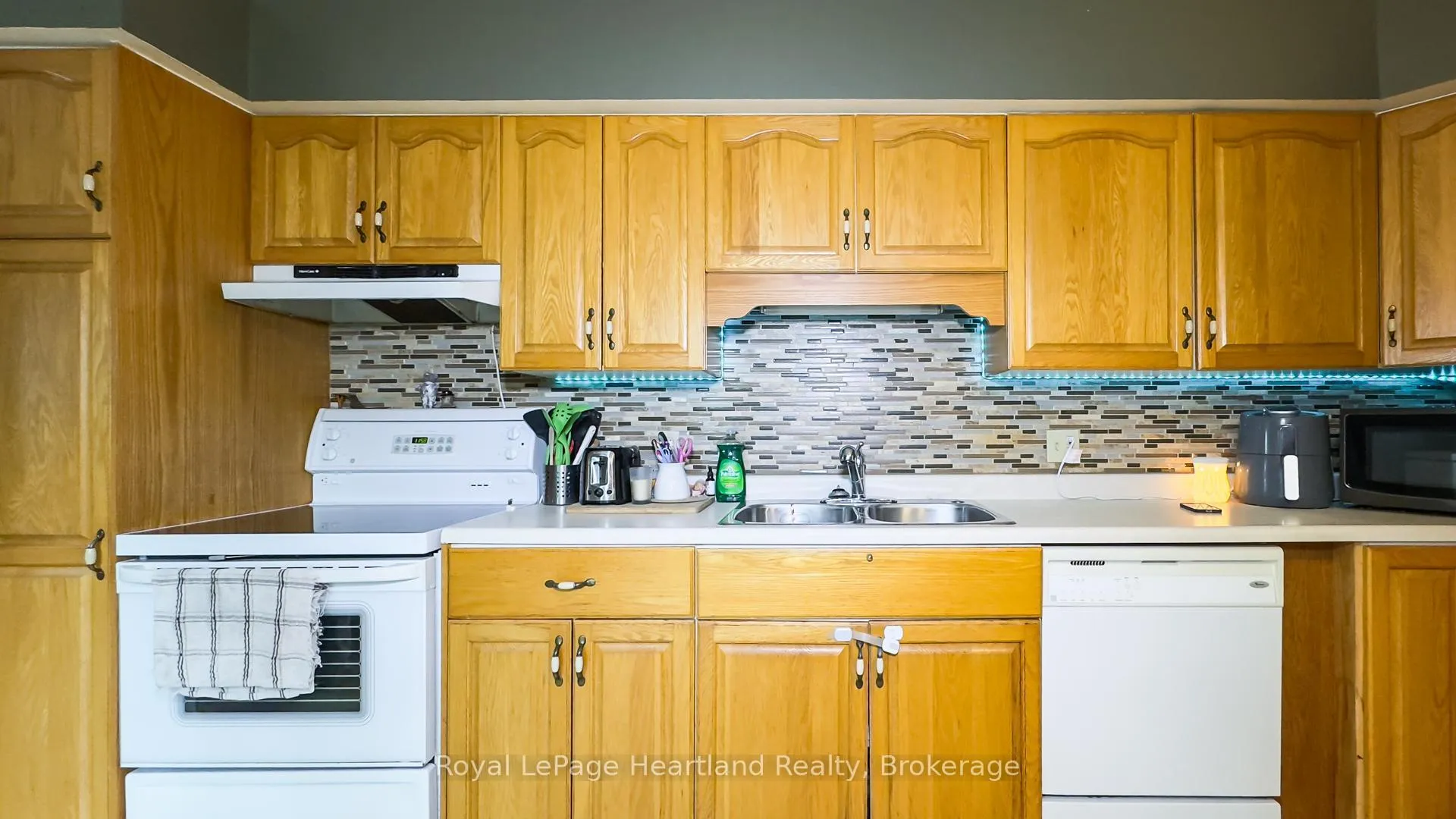 Photo 17 of 49 Wellington Street W, South Huron, Exeter — HOMEH