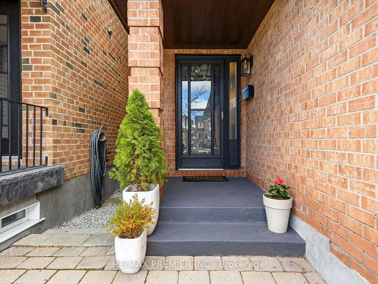 Photo 3 of 49 Twinberry Crescent, Vaughan, East Woodbridge — HOMEH