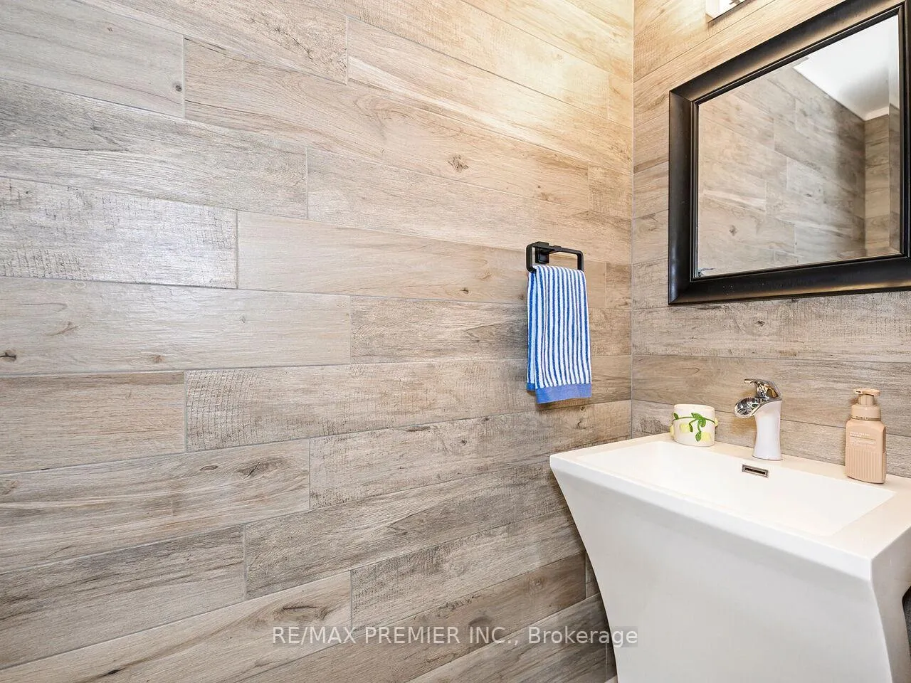 Photo 17 of 49 Twinberry Crescent, Vaughan, East Woodbridge — HOMEH