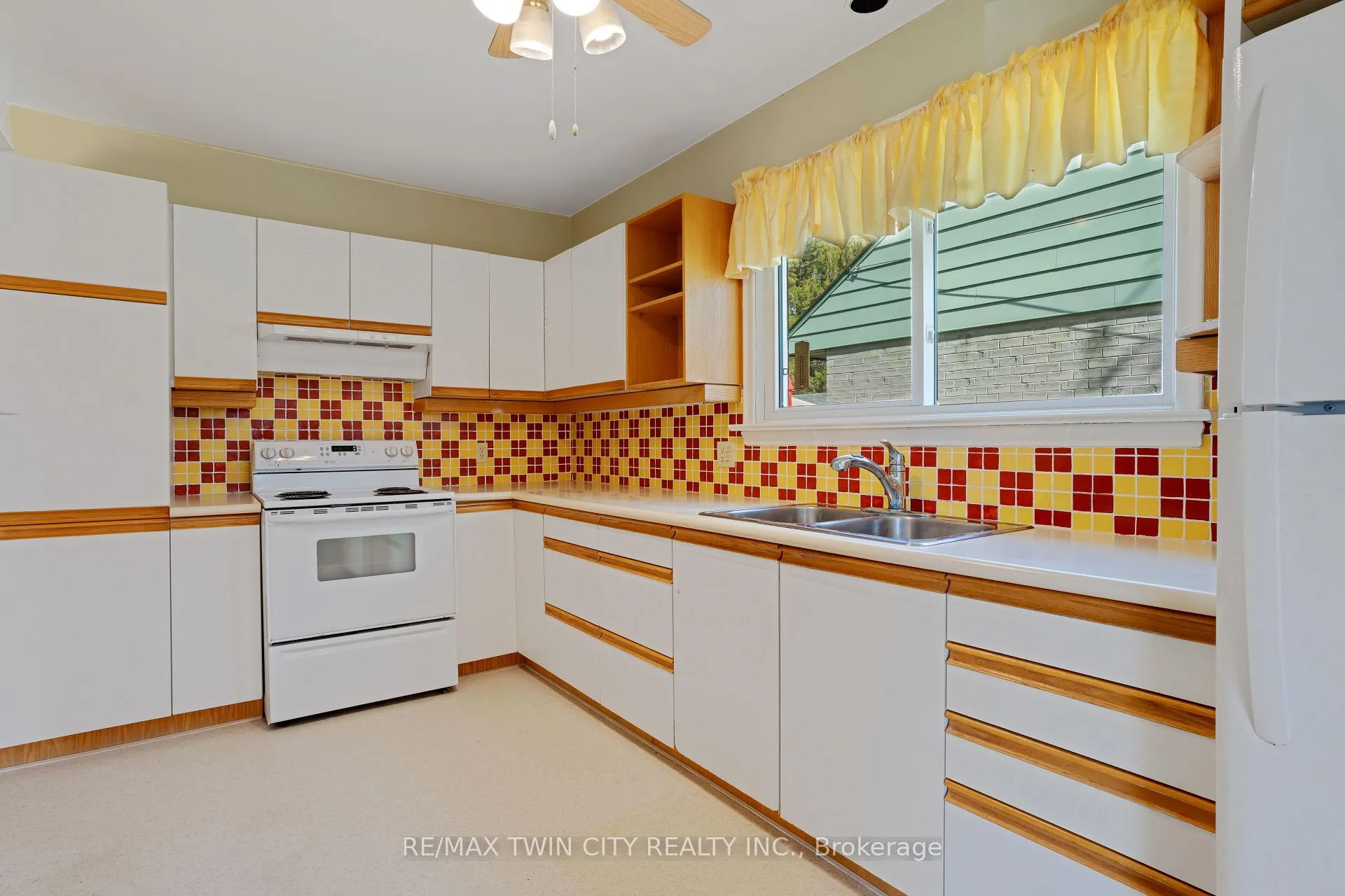 Photo 9 of 70 Roxborough Avenue, Kitchener — HOMEH