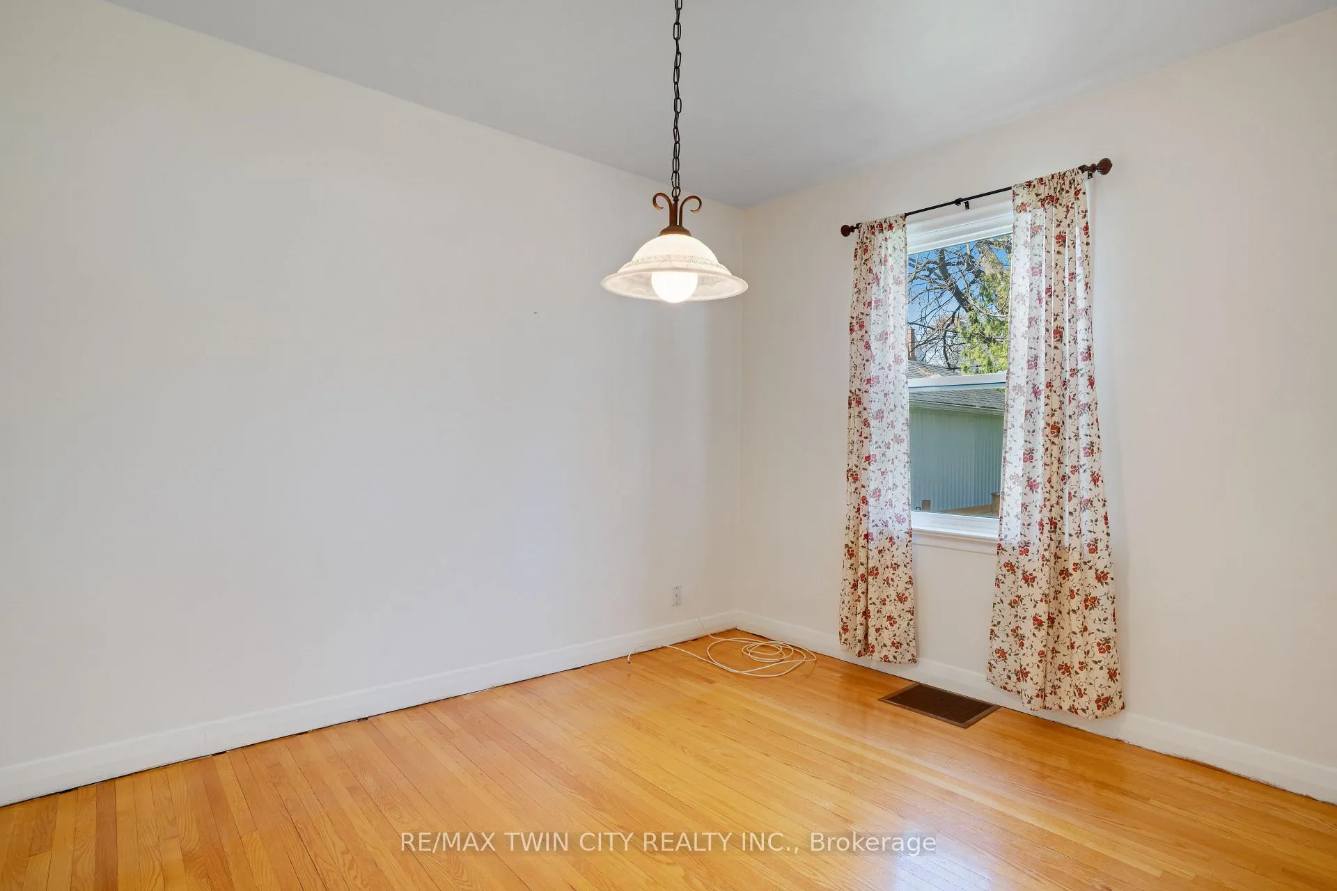 Photo 13 of 70 Roxborough Avenue, Kitchener — HOMEH