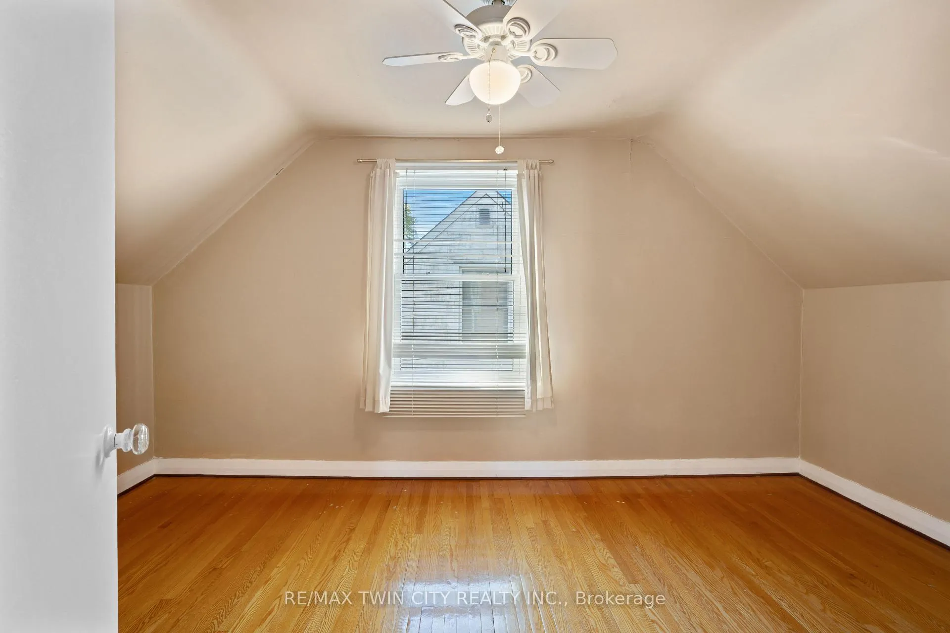 Photo 16 of 70 Roxborough Avenue, Kitchener — HOMEH