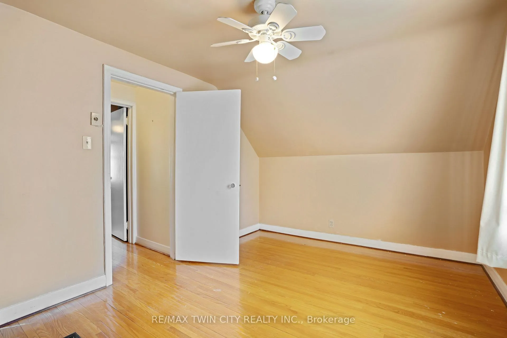 Photo 17 of 70 Roxborough Avenue, Kitchener — HOMEH