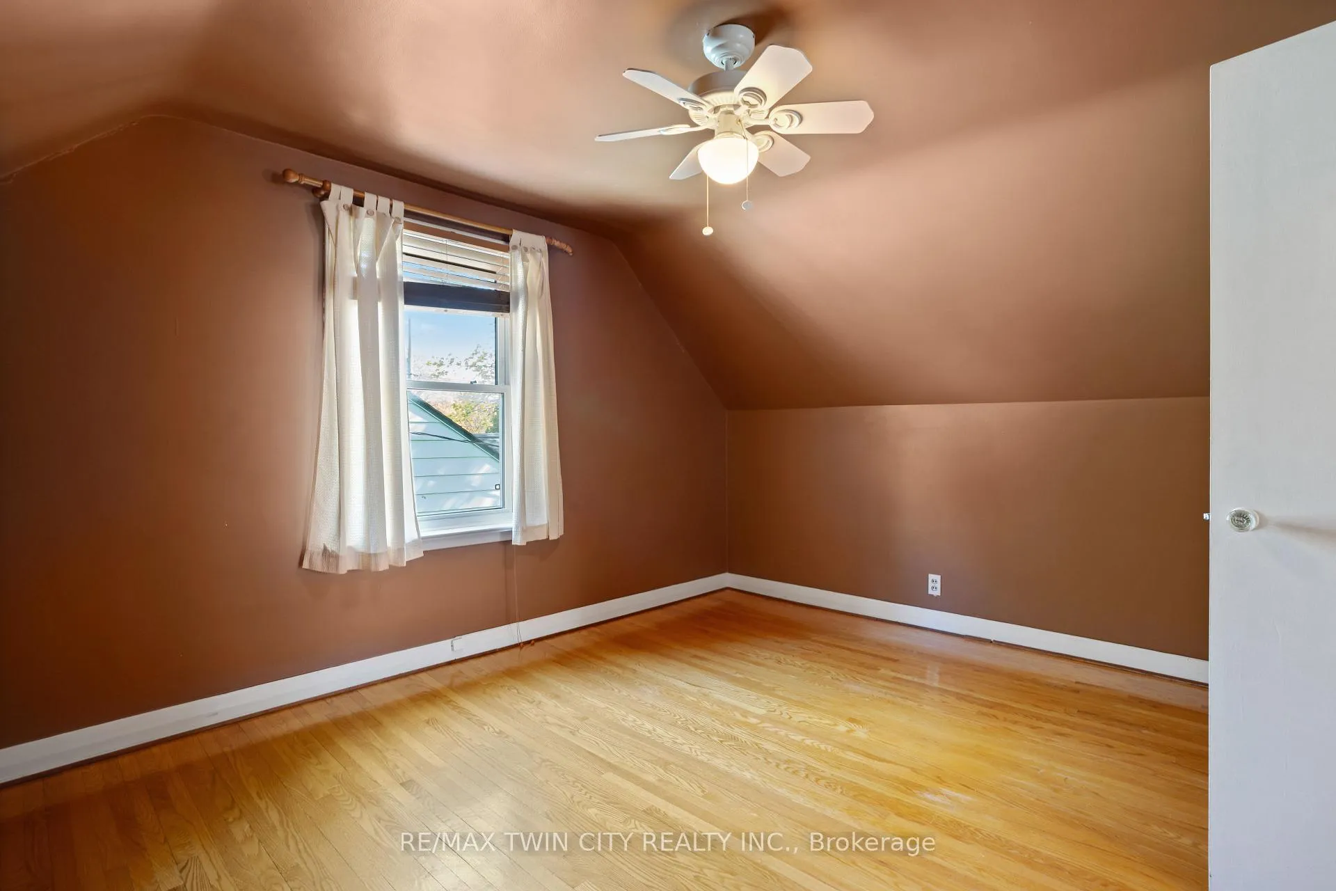Photo 21 of 70 Roxborough Avenue, Kitchener — HOMEH
