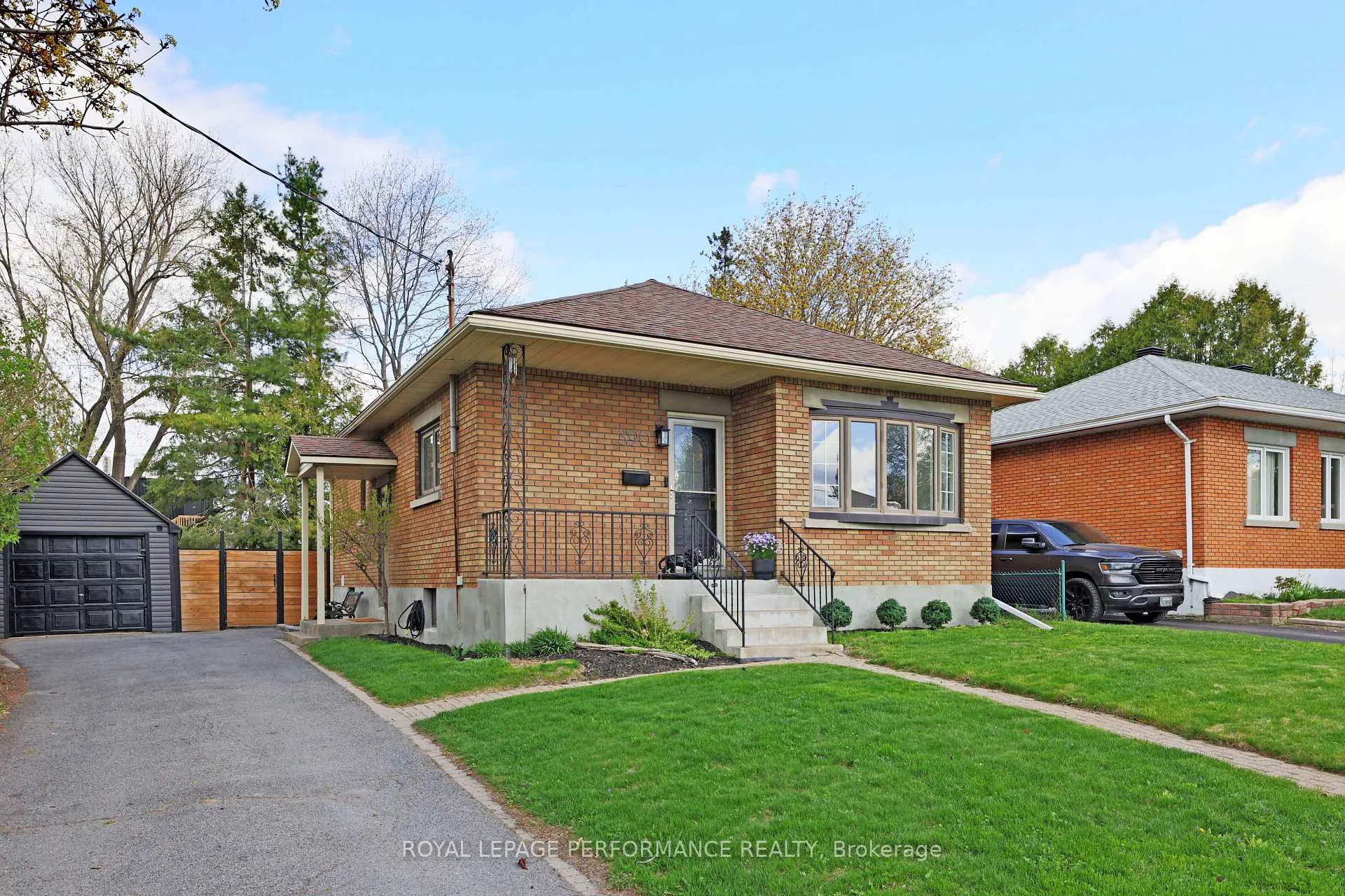 Photo 2 of 390 Maria Goretti Circle, Ottawa, Vanier — HOMEH