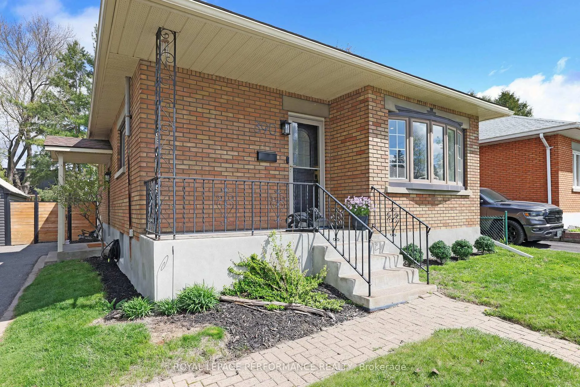 Photo 3 of 390 Maria Goretti Circle, Ottawa, Vanier — HOMEH