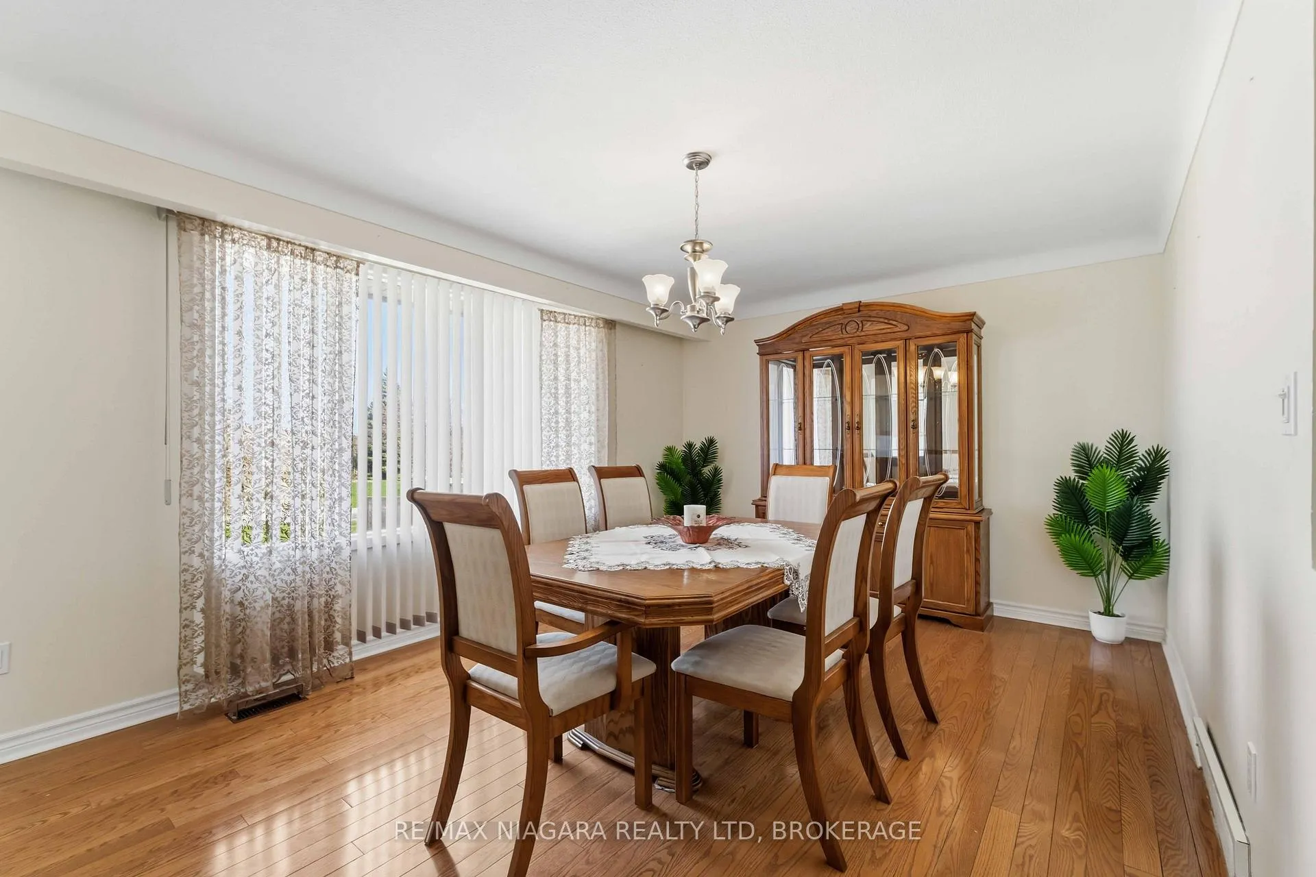 Photo 7 of 4 Rossie Place, St. Catharines, Oakdale — HOMEH