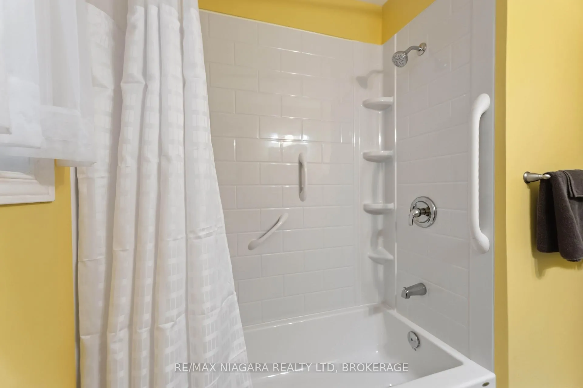 Photo 13 of 4 Rossie Place, St. Catharines, Oakdale — HOMEH