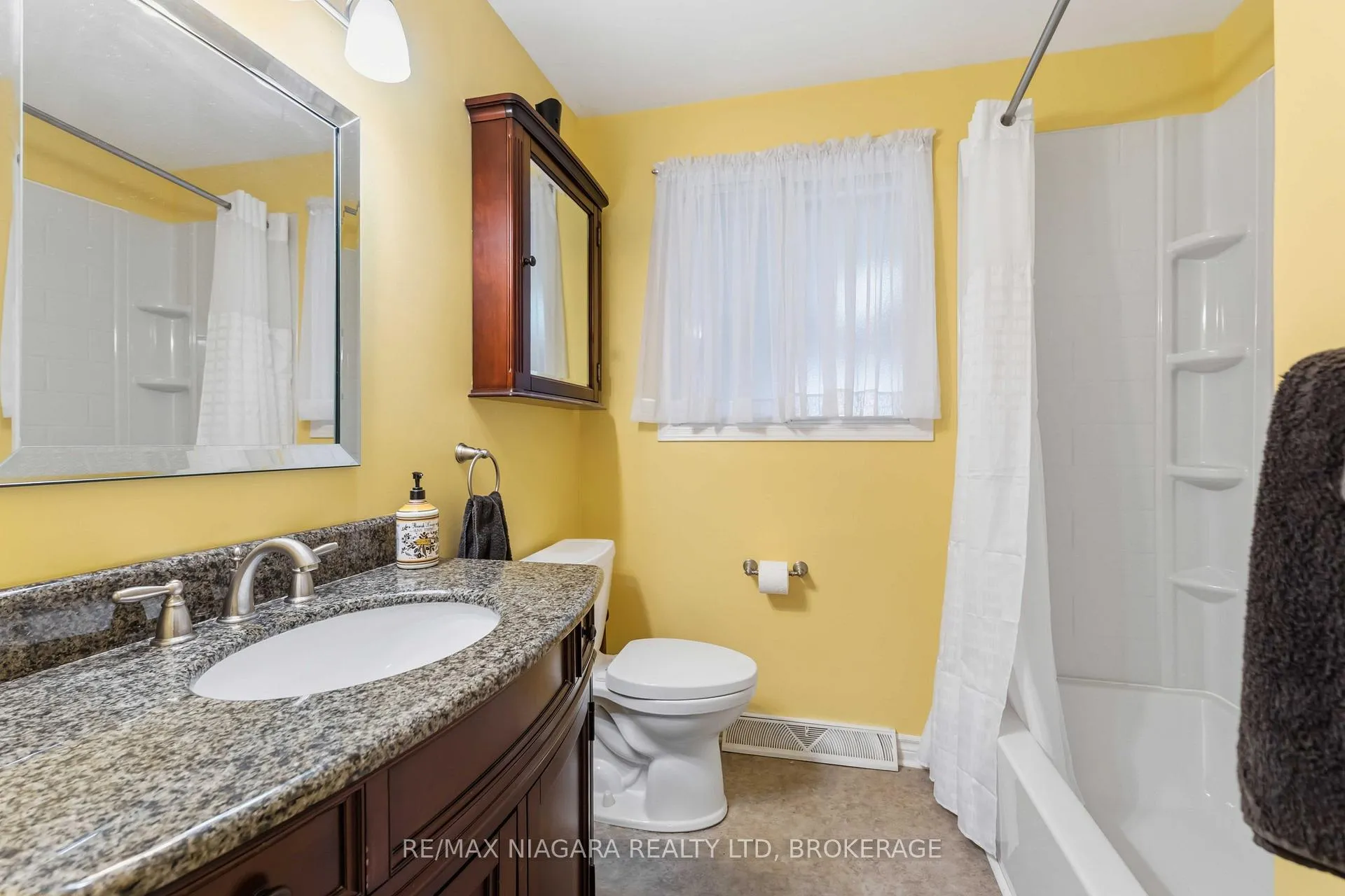 Photo 14 of 4 Rossie Place, St. Catharines, Oakdale — HOMEH