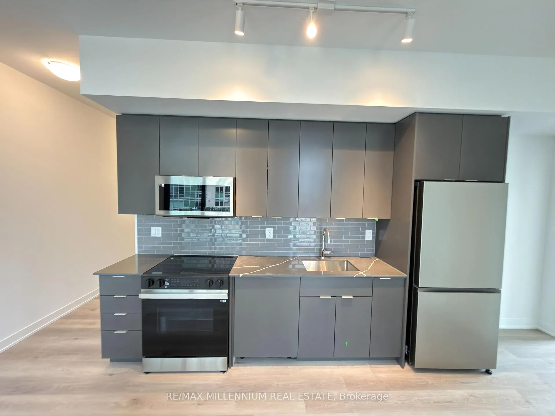 Photo 15 of 2075 Lakeshore Road S, Burlington, Brant — HOMEH