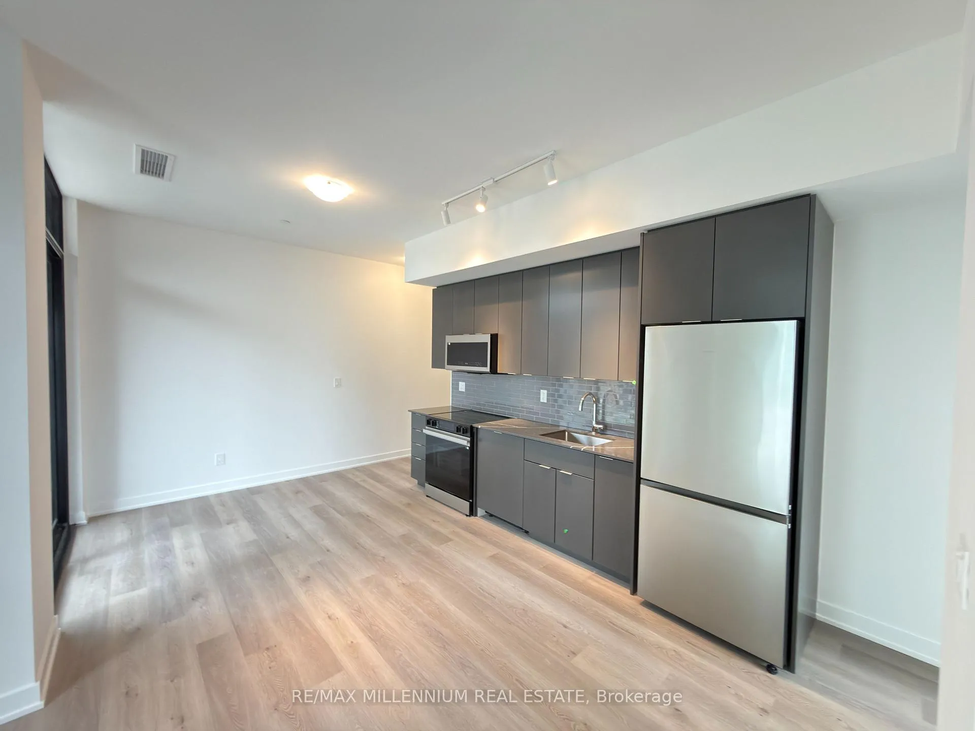 Photo 16 of 2075 Lakeshore Road S, Burlington, Brant — HOMEH