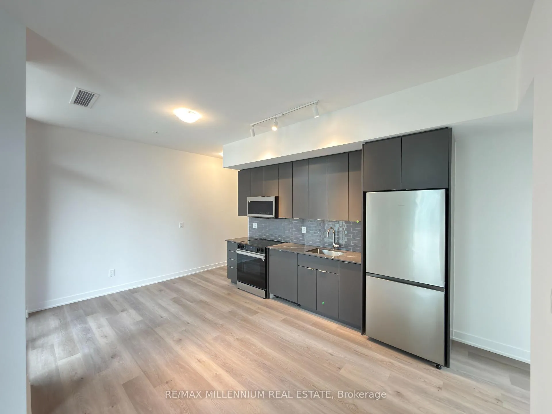 Photo 19 of 2075 Lakeshore Road S, Burlington, Brant — HOMEH