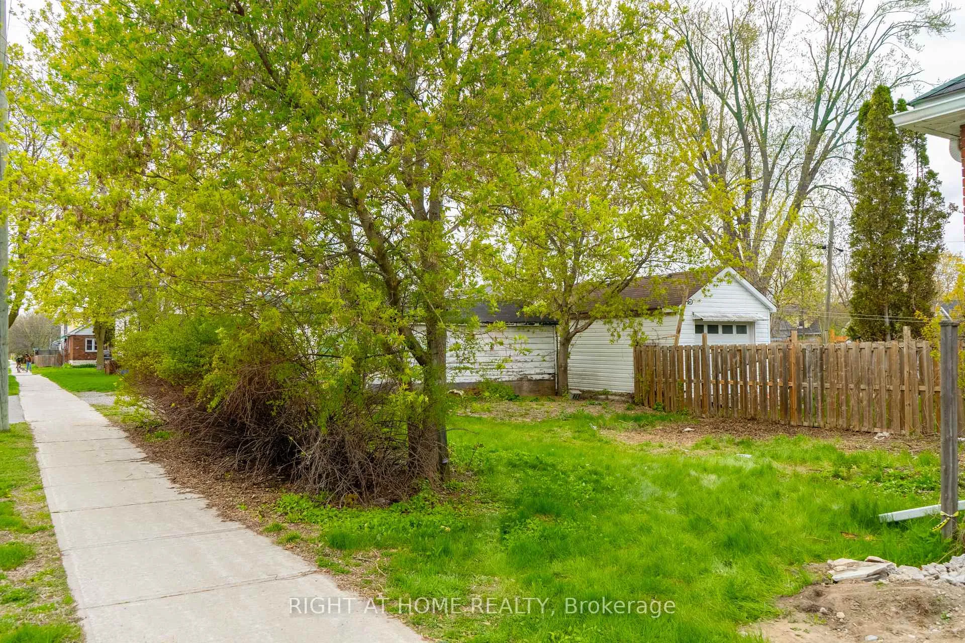 Photo 3 of 727 Payne Street, Peterborough, Otonabee Ward 1 — HOMEH