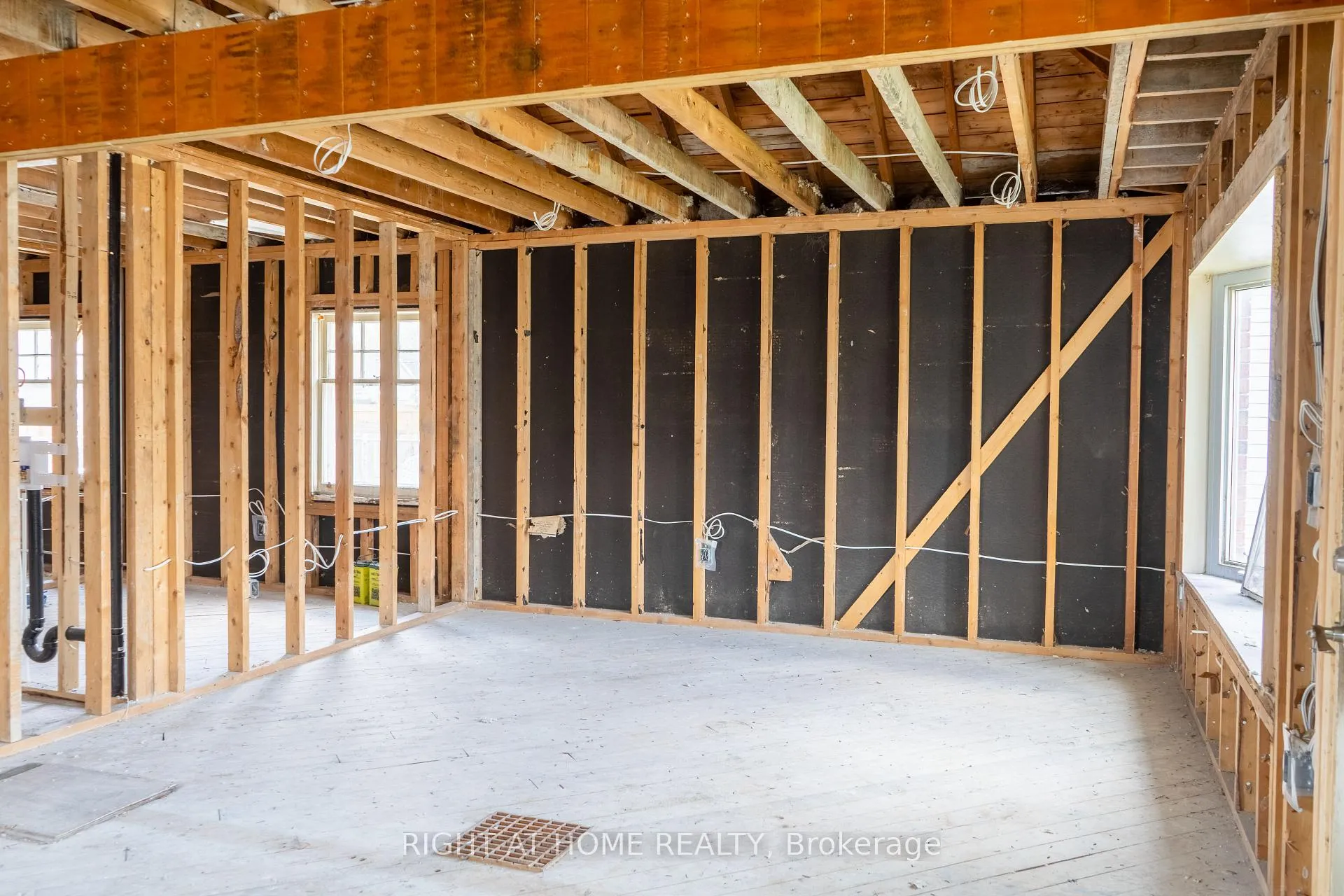 Photo 4 of 727 Payne Street, Peterborough, Otonabee Ward 1 — HOMEH