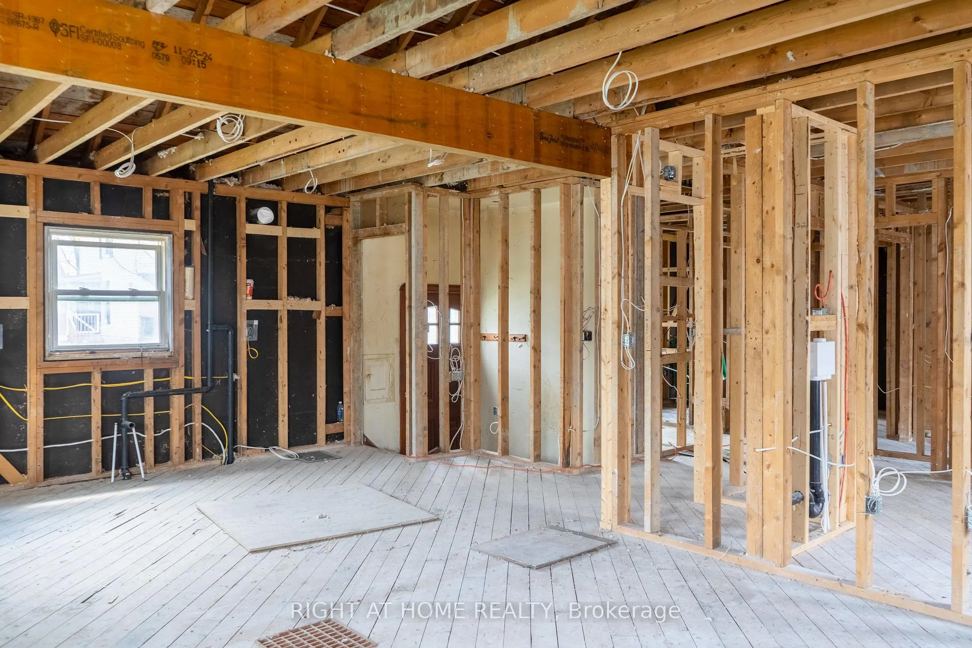 Photo 5 of 727 Payne Street, Peterborough, Otonabee Ward 1 — HOMEH