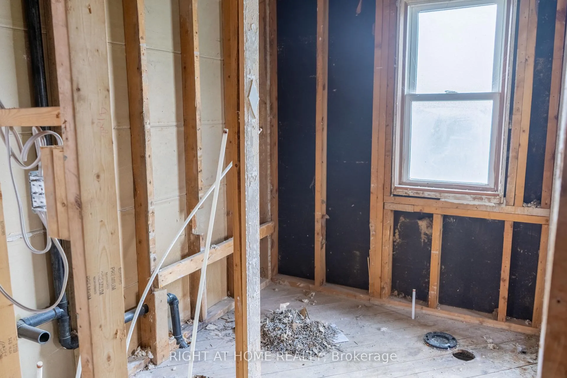 Photo 9 of 727 Payne Street, Peterborough, Otonabee Ward 1 — HOMEH