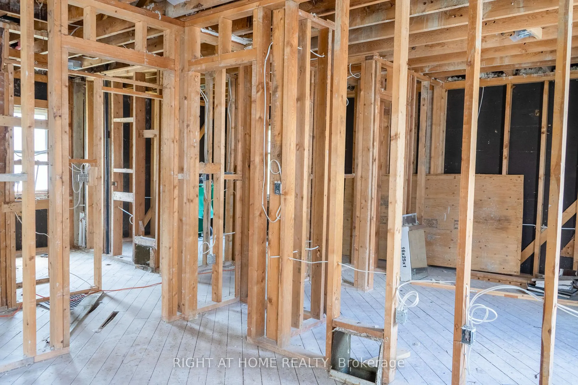 Photo 10 of 727 Payne Street, Peterborough, Otonabee Ward 1 — HOMEH