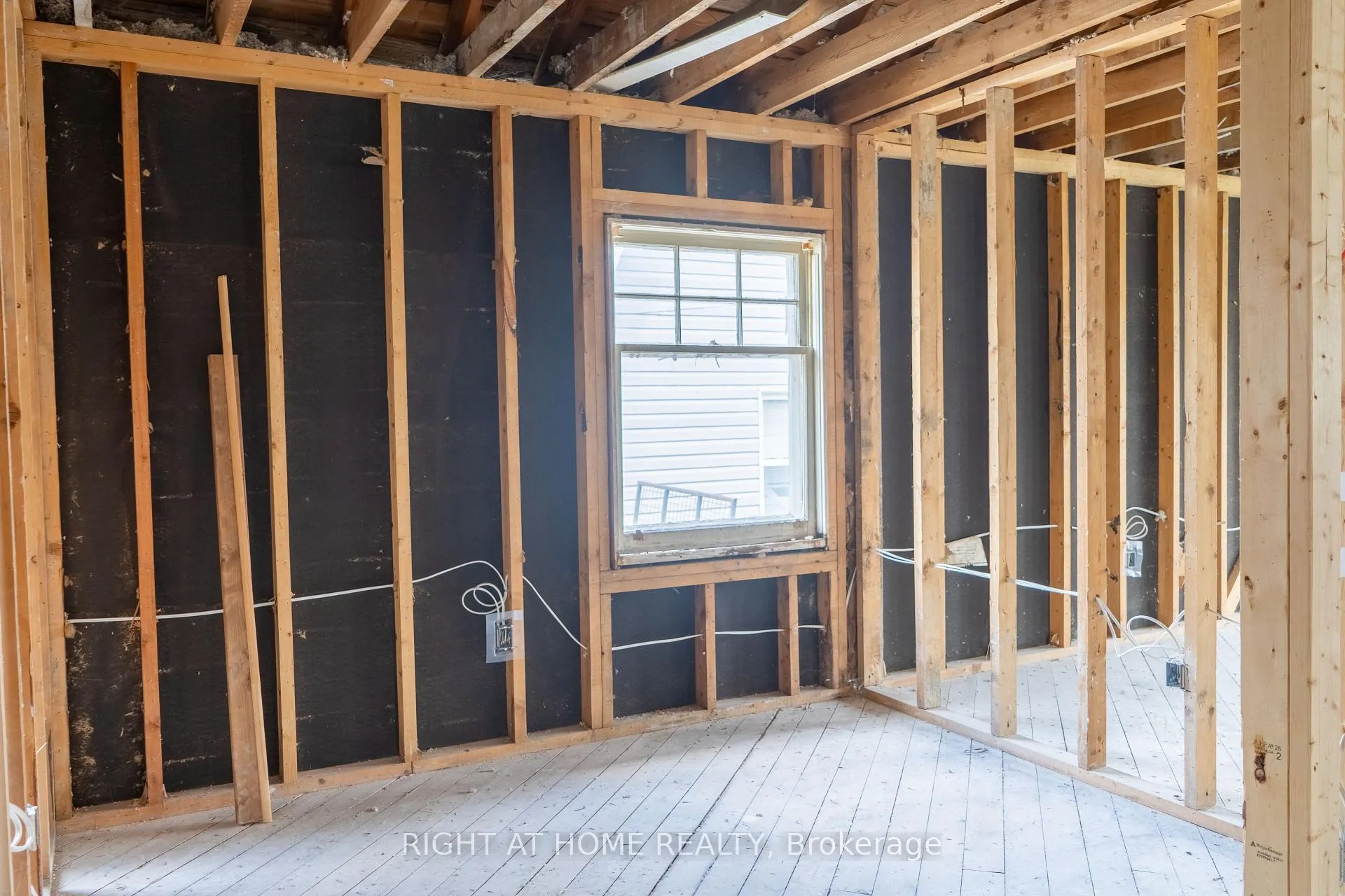 Photo 11 of 727 Payne Street, Peterborough, Otonabee Ward 1 — HOMEH