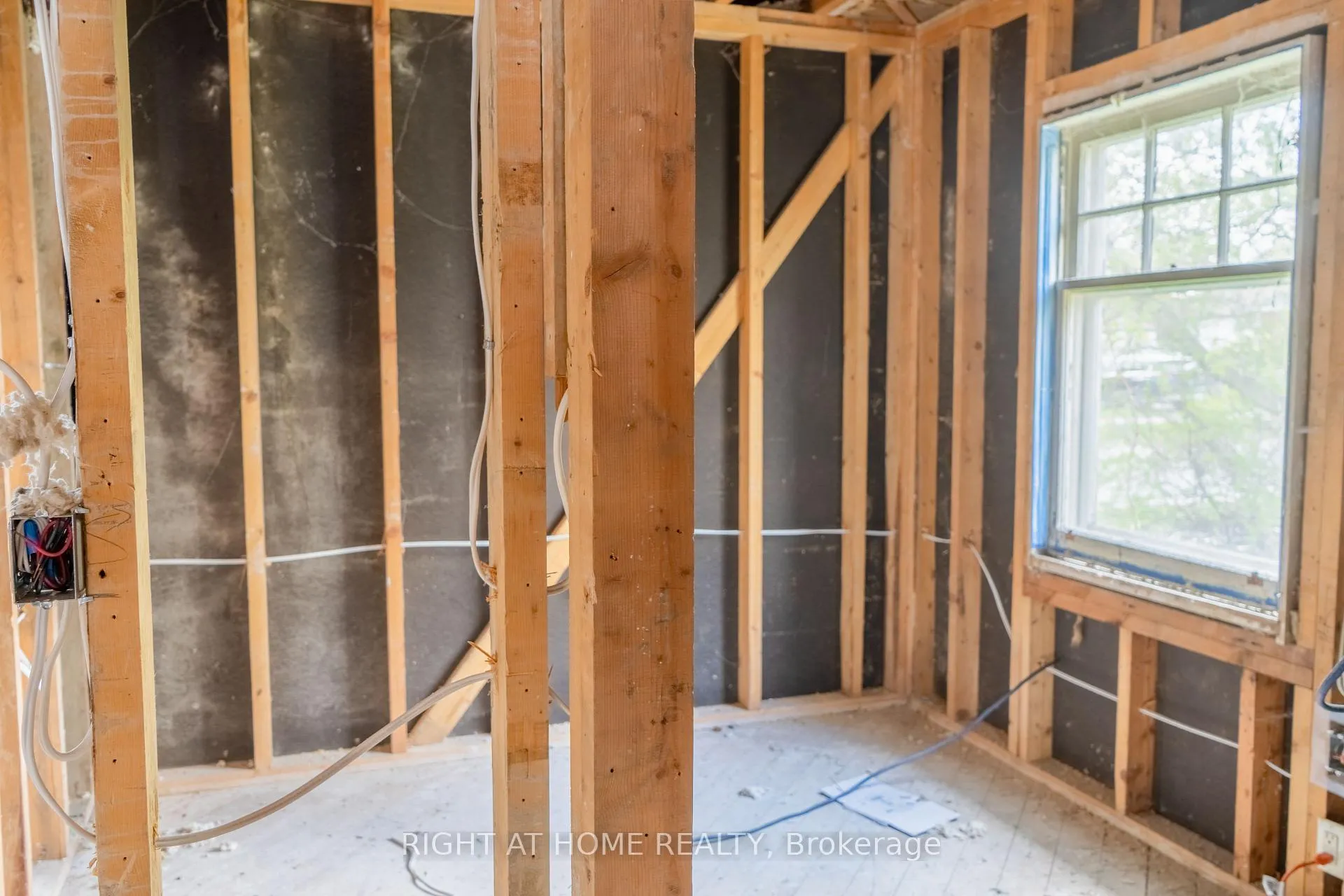Photo 12 of 727 Payne Street, Peterborough, Otonabee Ward 1 — HOMEH