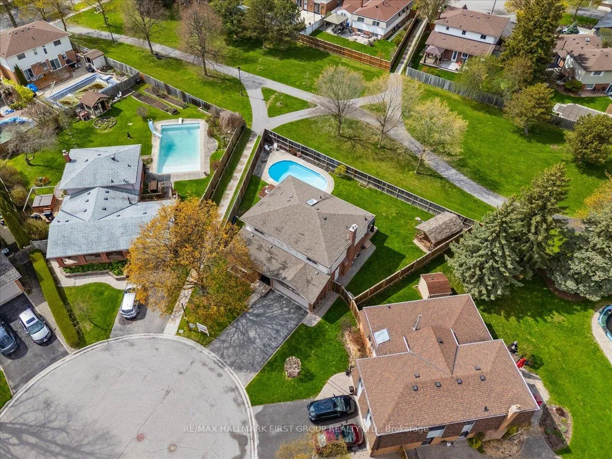 Photo 2 of 28 Heda Court, Whitby, Lynde Creek — HOMEH