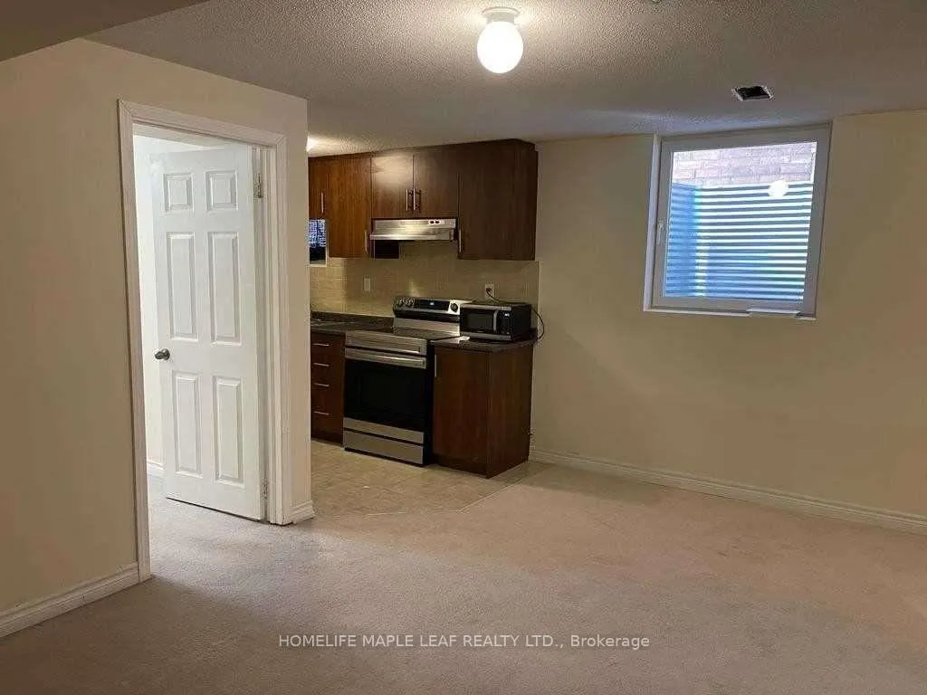 Photo 3 of 10 Frenchpark Circle, Brampton, Credit Valley — HOMEH