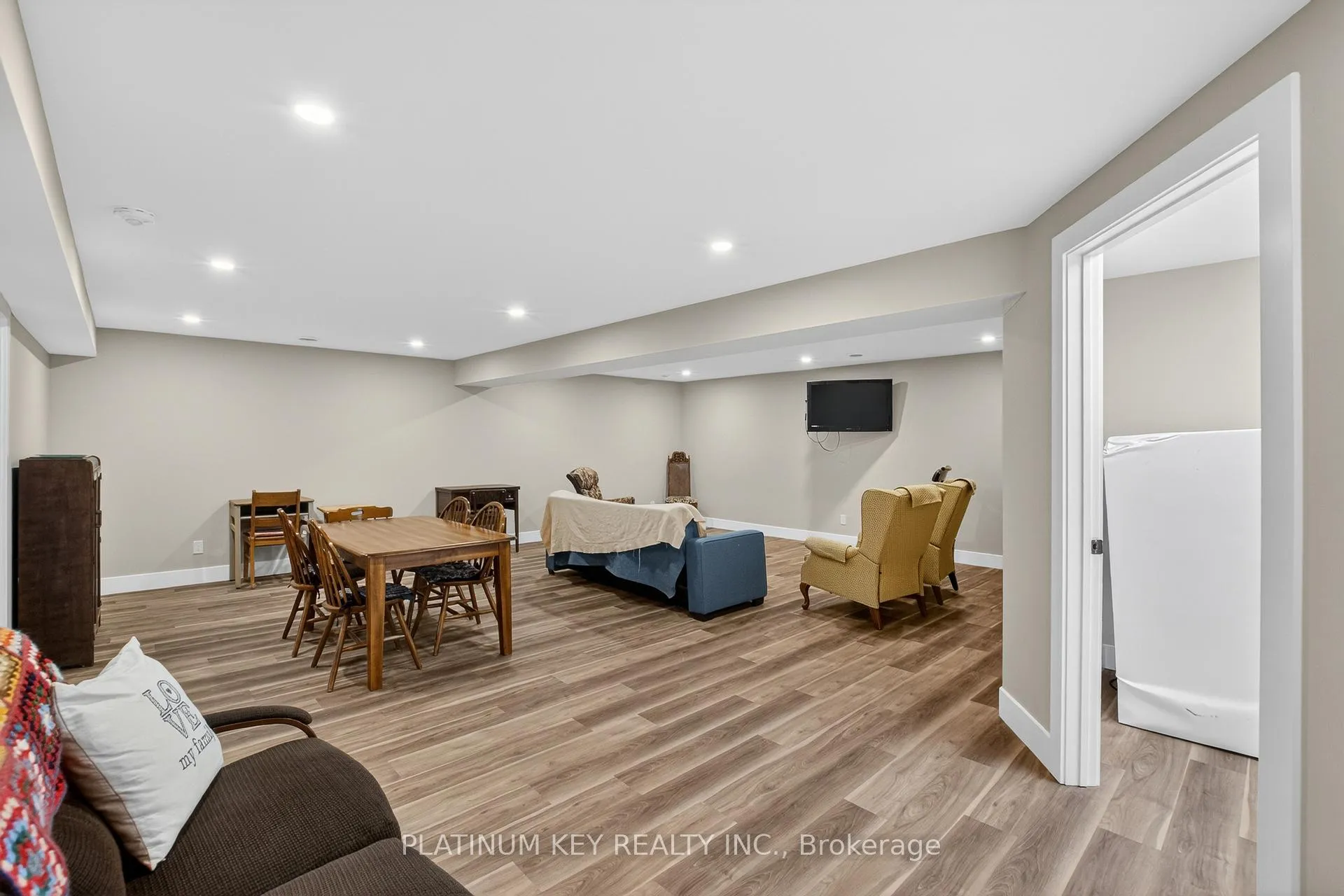 Photo 24 of 293 Main Street, North Middlesex, Parkhill — HOMEH