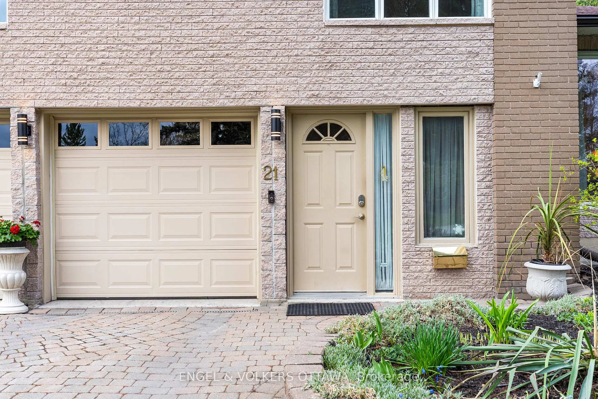 Photo 3 of 21 Tiffany Crescent, Ottawa, Kanata - Beaverbrook — HOMEH