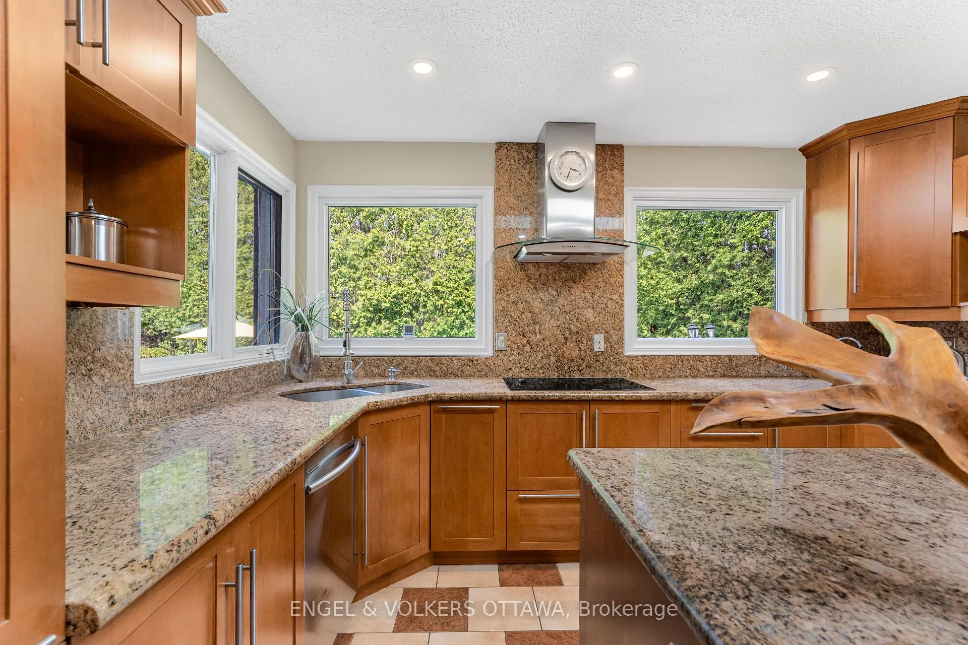 Photo 16 of 21 Tiffany Crescent, Ottawa, Kanata - Beaverbrook — HOMEH