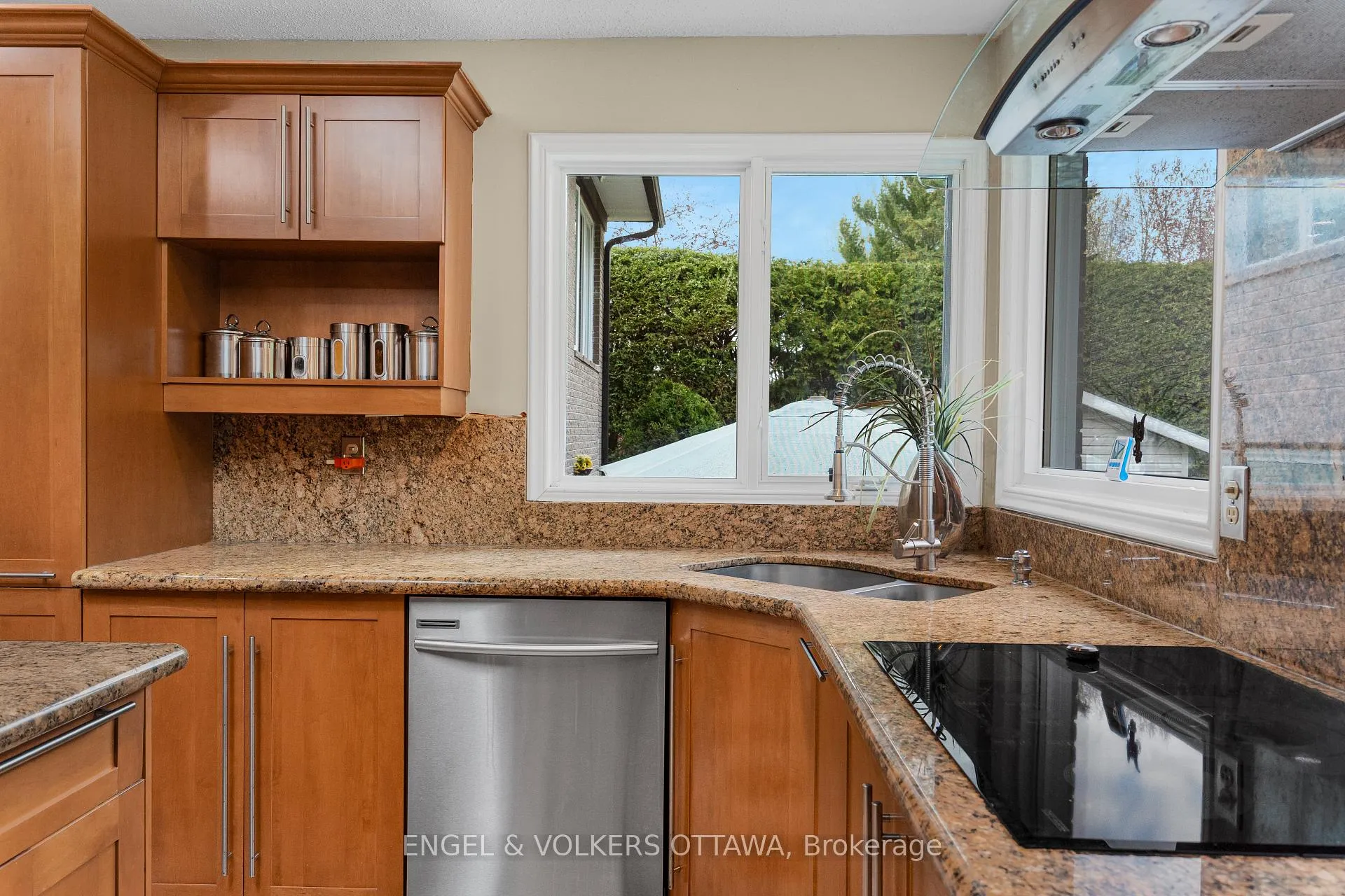 Photo 18 of 21 Tiffany Crescent, Ottawa, Kanata - Beaverbrook — HOMEH