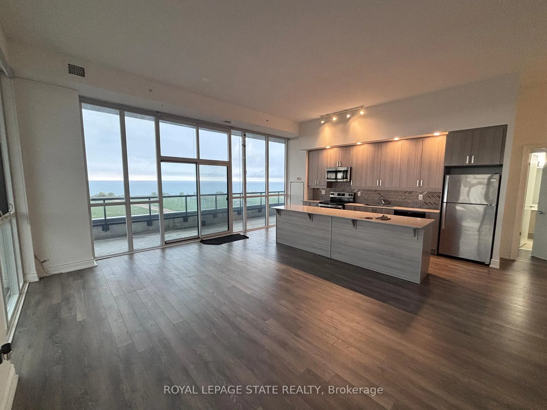 Photo 2 of Unit 905, 550 North Service Road, Grimsby, Grimsby Beach — HOMEH
