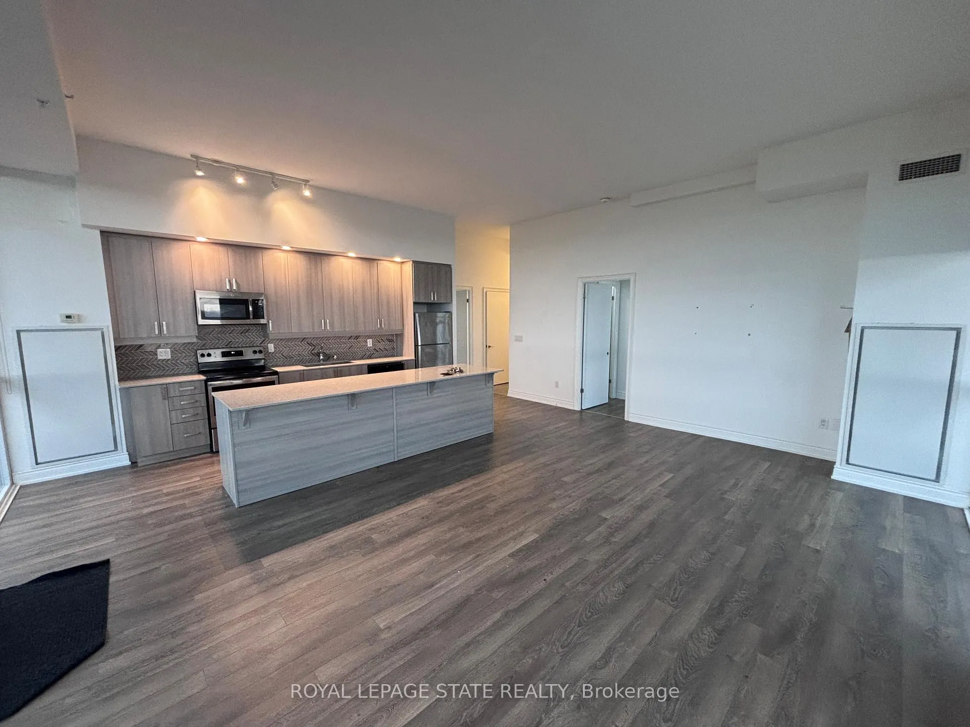 Photo 3 of Unit 905, 550 North Service Road, Grimsby, Grimsby Beach — HOMEH