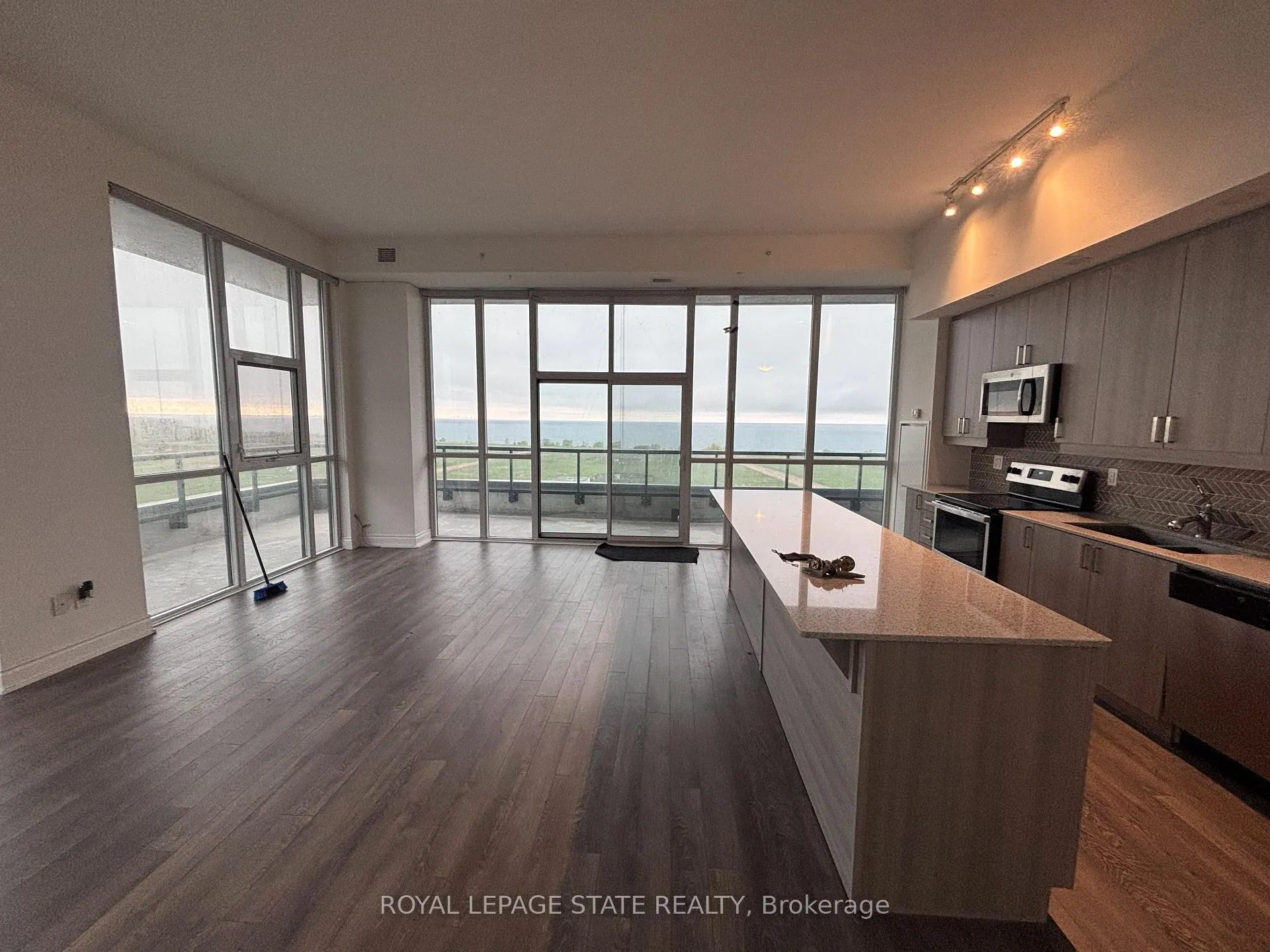 Photo 4 of Unit 905, 550 North Service Road, Grimsby, Grimsby Beach — HOMEH
