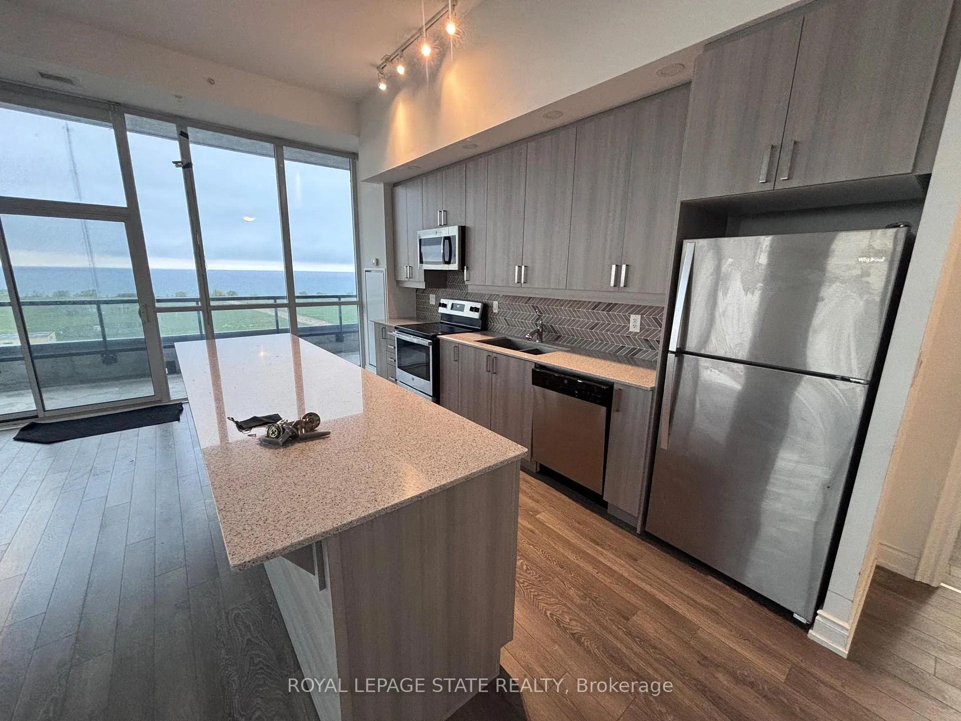 Photo 5 of Unit 905, 550 North Service Road, Grimsby, Grimsby Beach — HOMEH