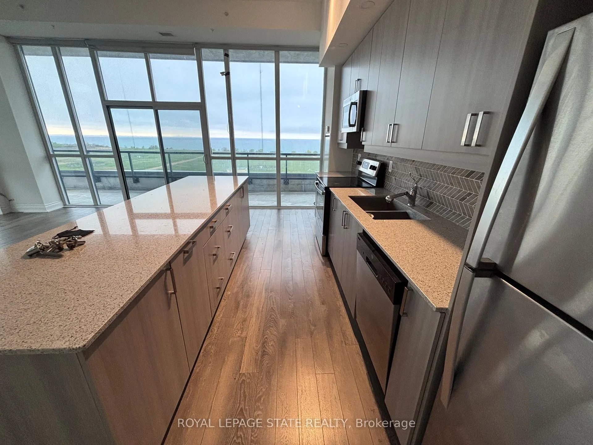 Photo 6 of Unit 905, 550 North Service Road, Grimsby, Grimsby Beach — HOMEH