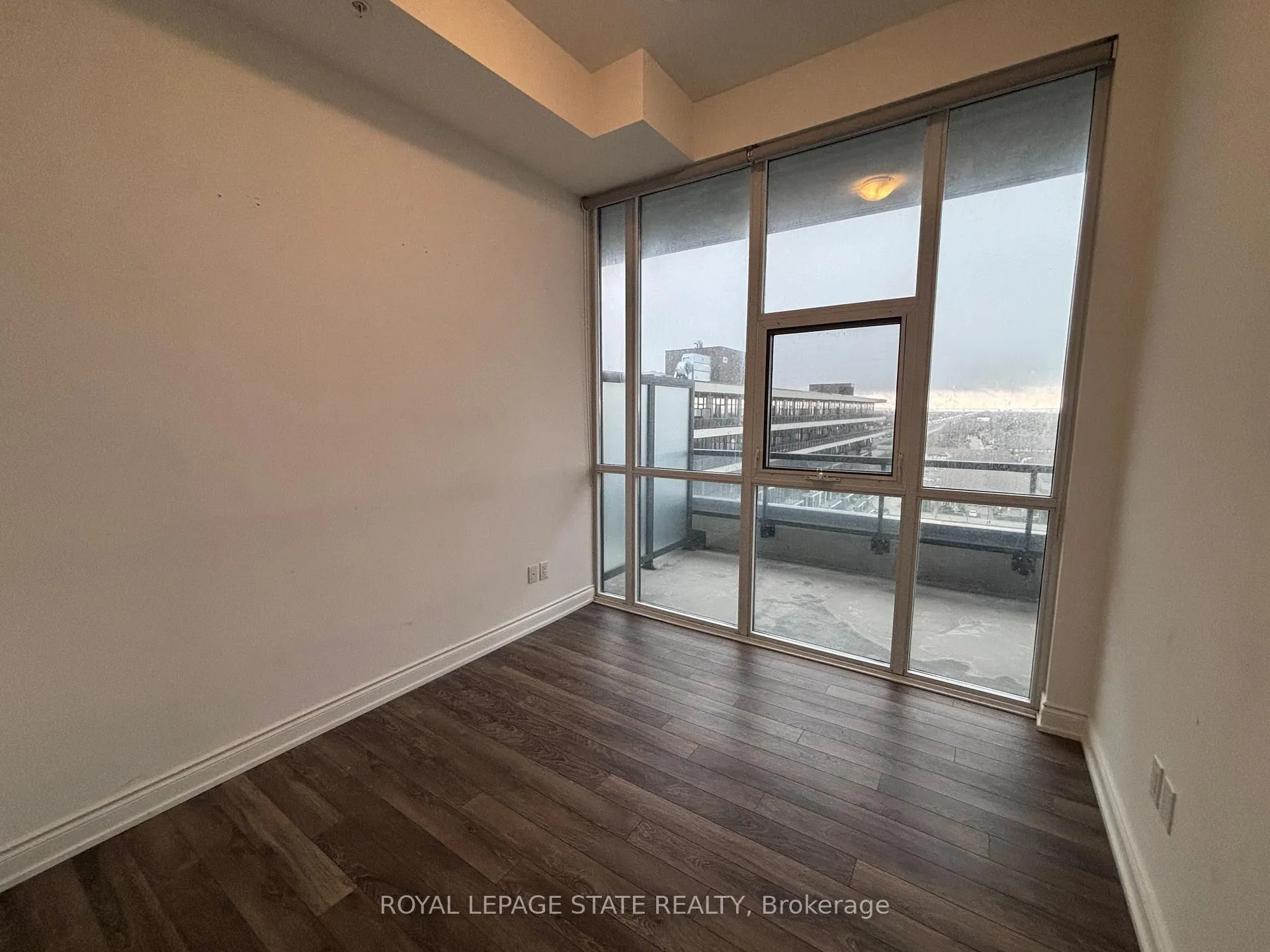 Photo 9 of Unit 905, 550 North Service Road, Grimsby, Grimsby Beach — HOMEH