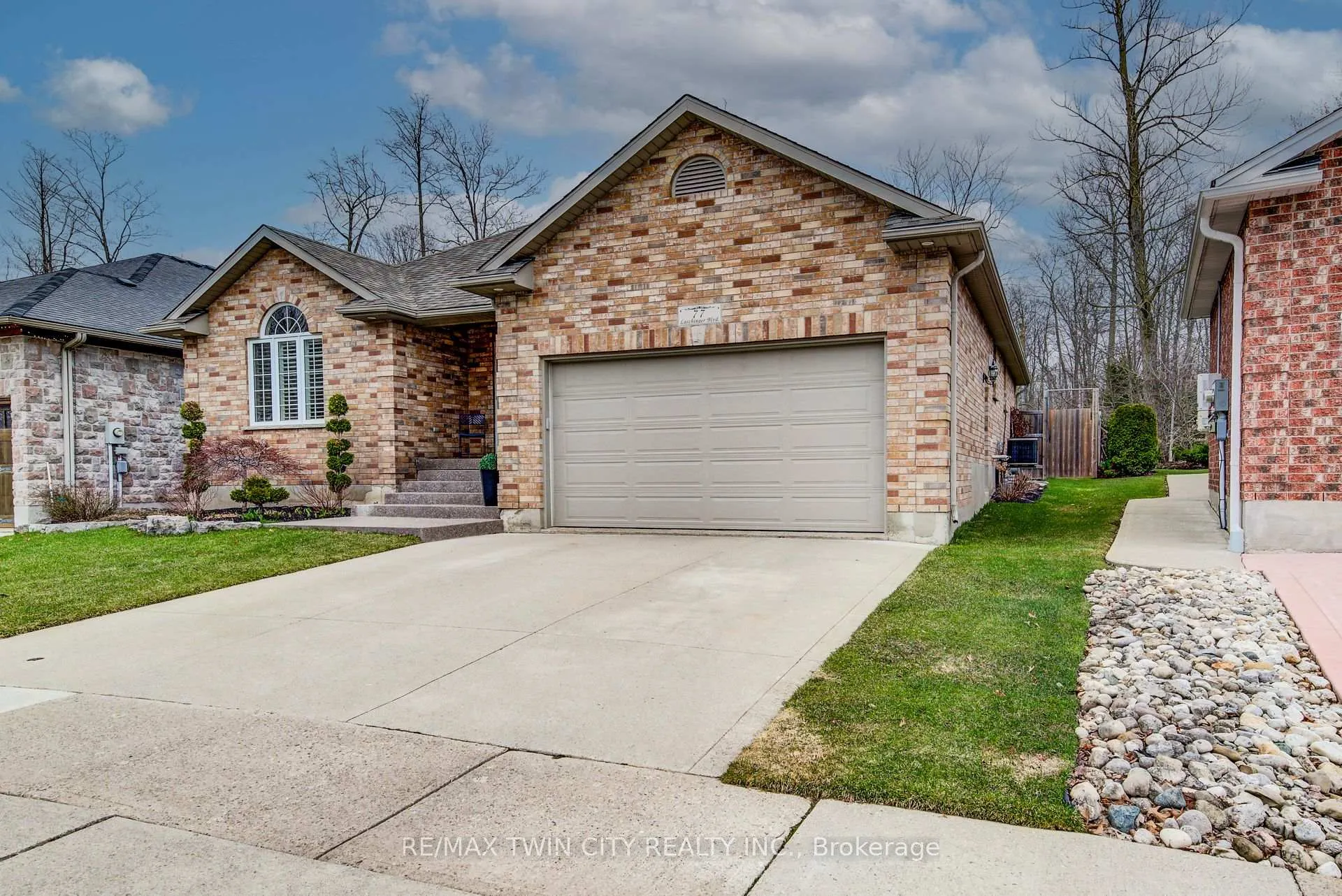 Photo 2 of 77 Laschinger Boulevard, Wilmot, New Hamburg — HOMEH