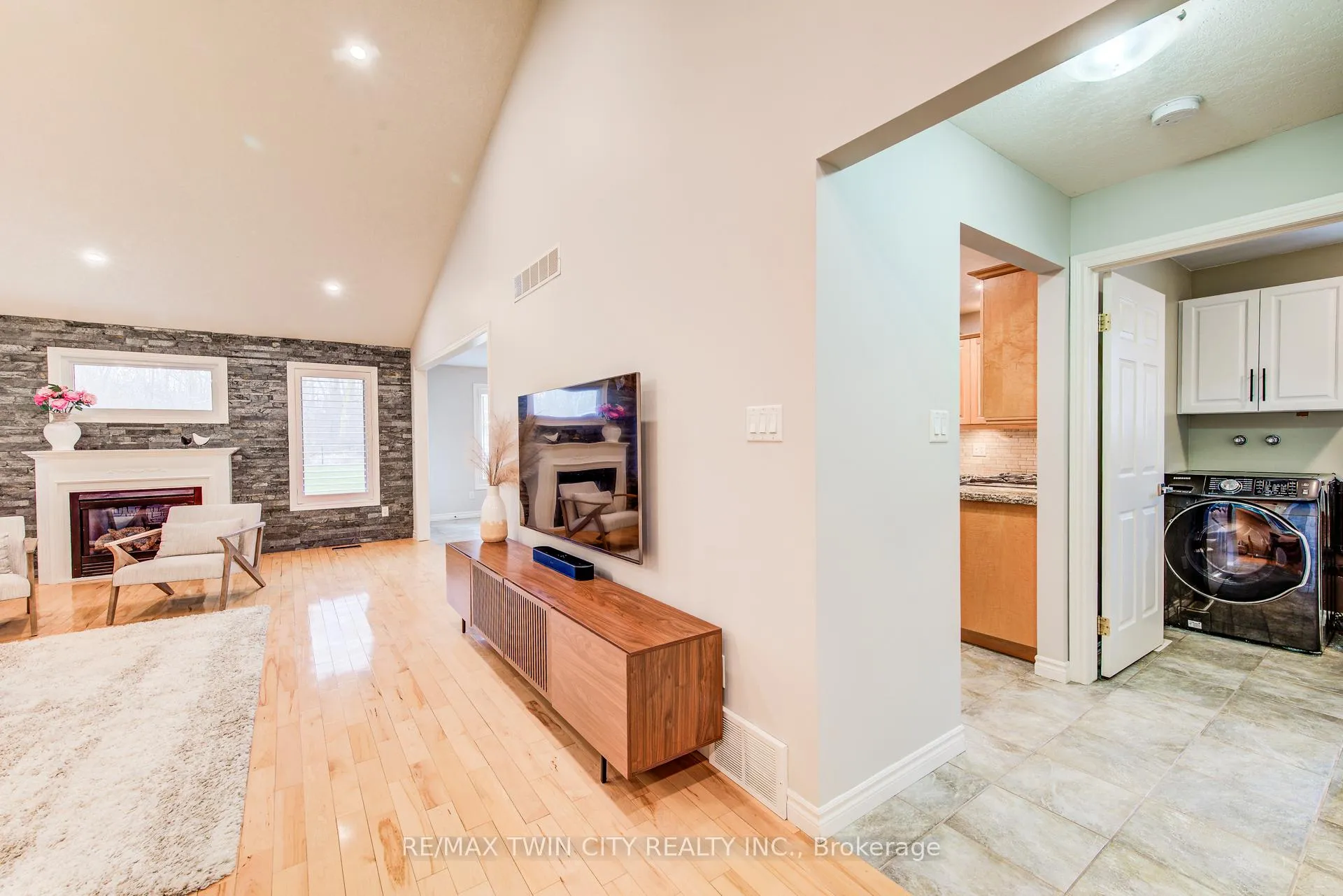 Photo 9 of 77 Laschinger Boulevard, Wilmot, New Hamburg — HOMEH