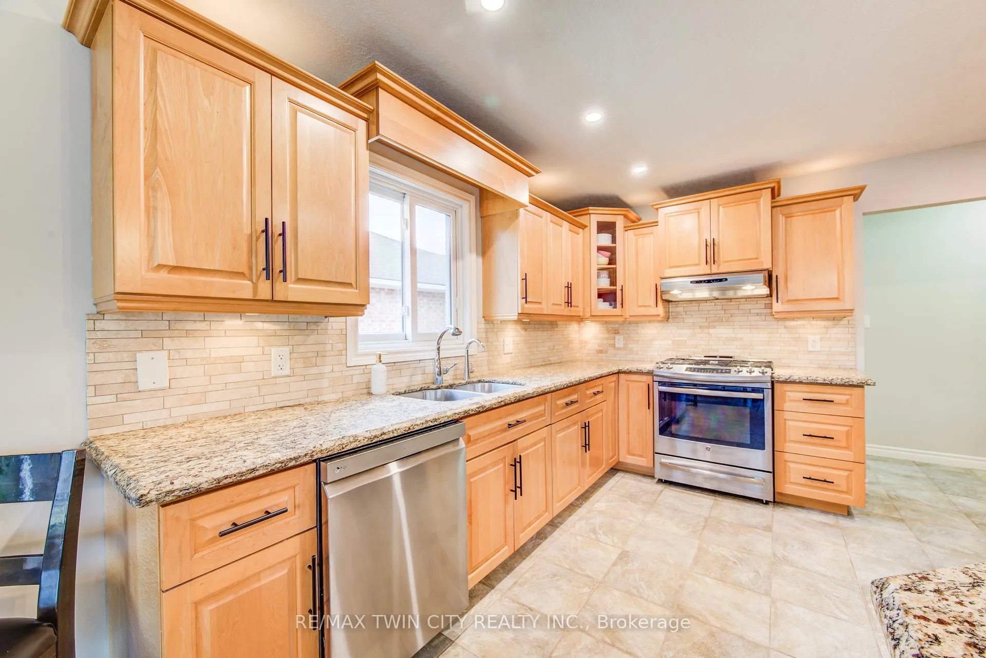 Photo 17 of 77 Laschinger Boulevard, Wilmot, New Hamburg — HOMEH