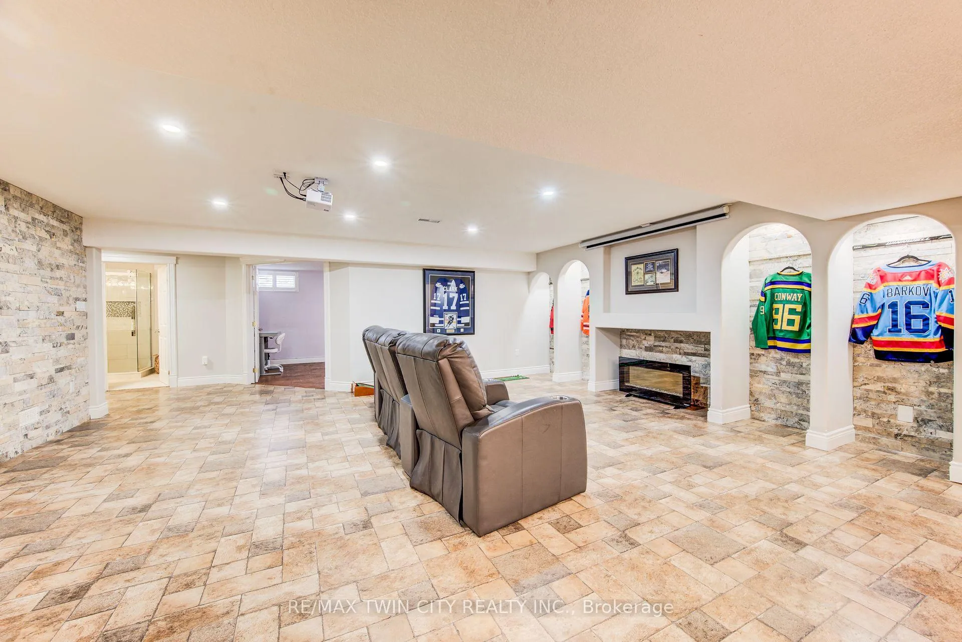 Photo 33 of 77 Laschinger Boulevard, Wilmot, New Hamburg — HOMEH