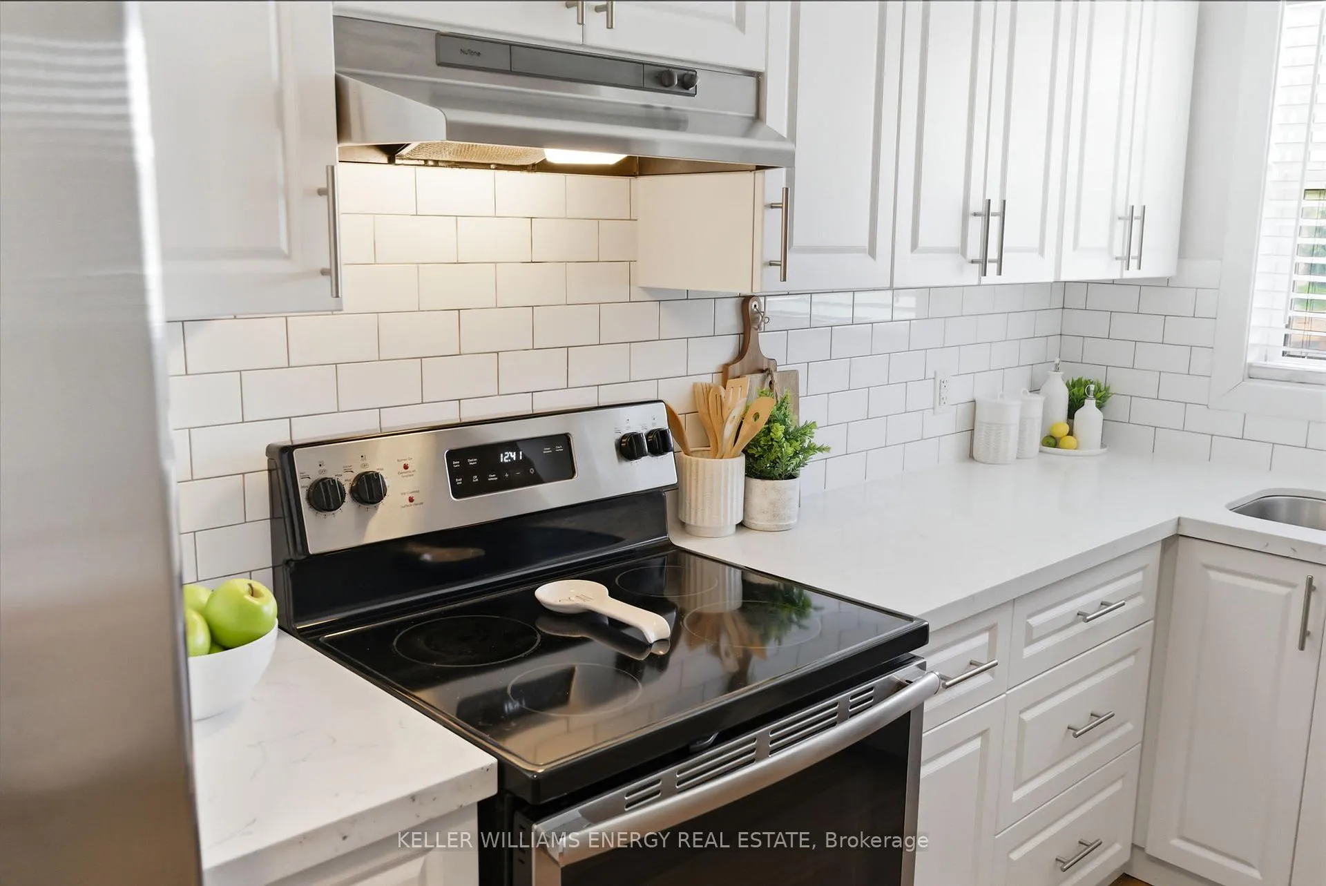 Photo 10 of 563 Coleridge Street, Oshawa, Donevan — HOMEH