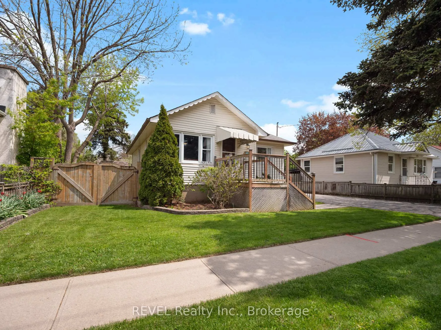 Photo 3 of 426 Geneva Street, St. Catharines, Vine/Linwell — HOMEH
