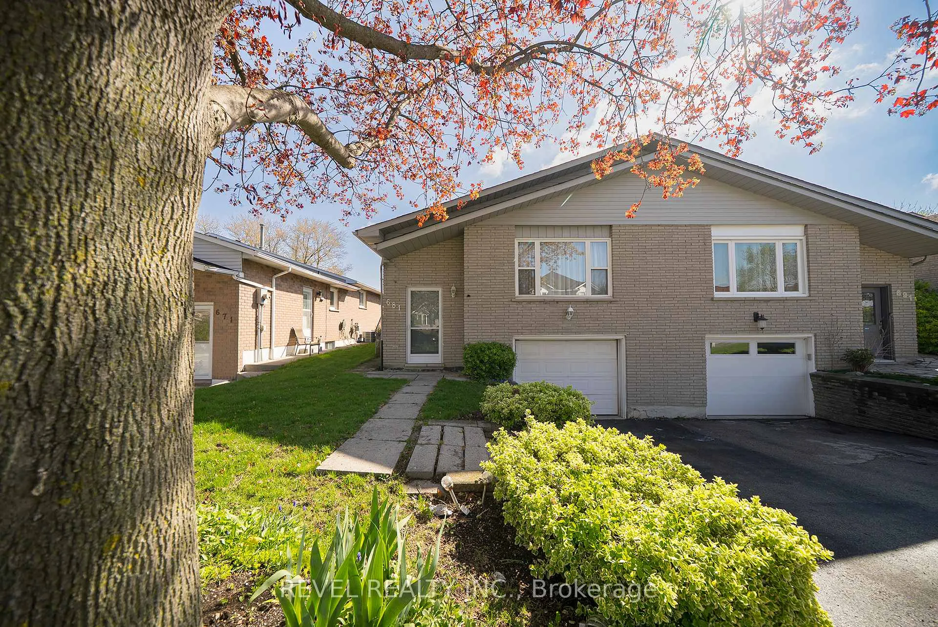 Photo 1 of 681 Upper Horning Road, Hamilton, Gurnett — HOMEH
