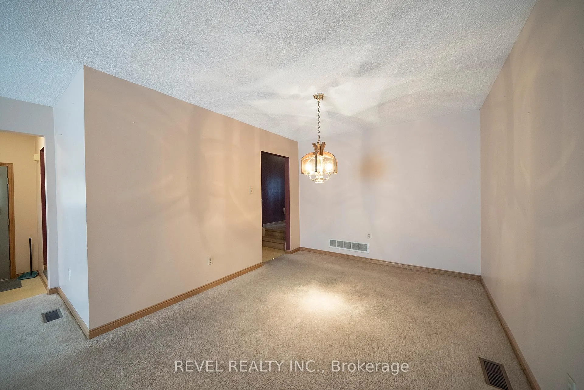 Photo 9 of 681 Upper Horning Road, Hamilton, Gurnett — HOMEH