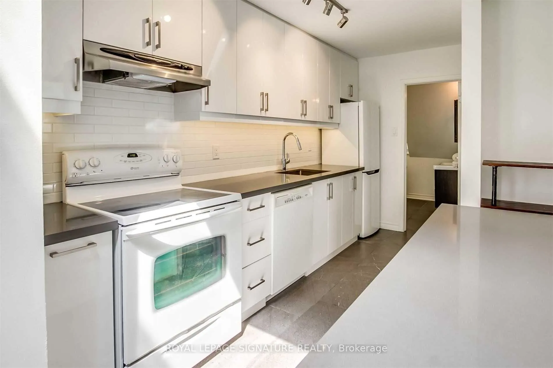Photo 6 of Unit 3rd Flr, 105 Gloucester Street, Toronto, Church-Yonge Corridor — HOMEH