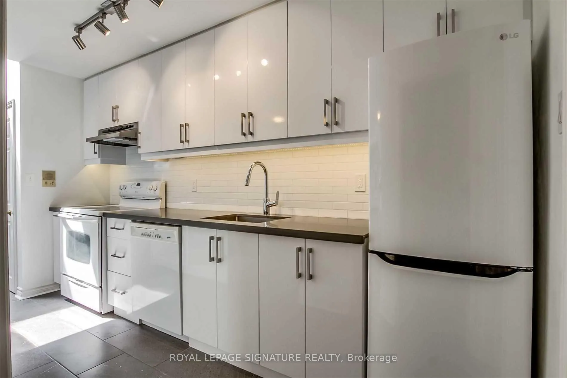 Photo 7 of Unit 3rd Flr, 105 Gloucester Street, Toronto, Church-Yonge Corridor — HOMEH