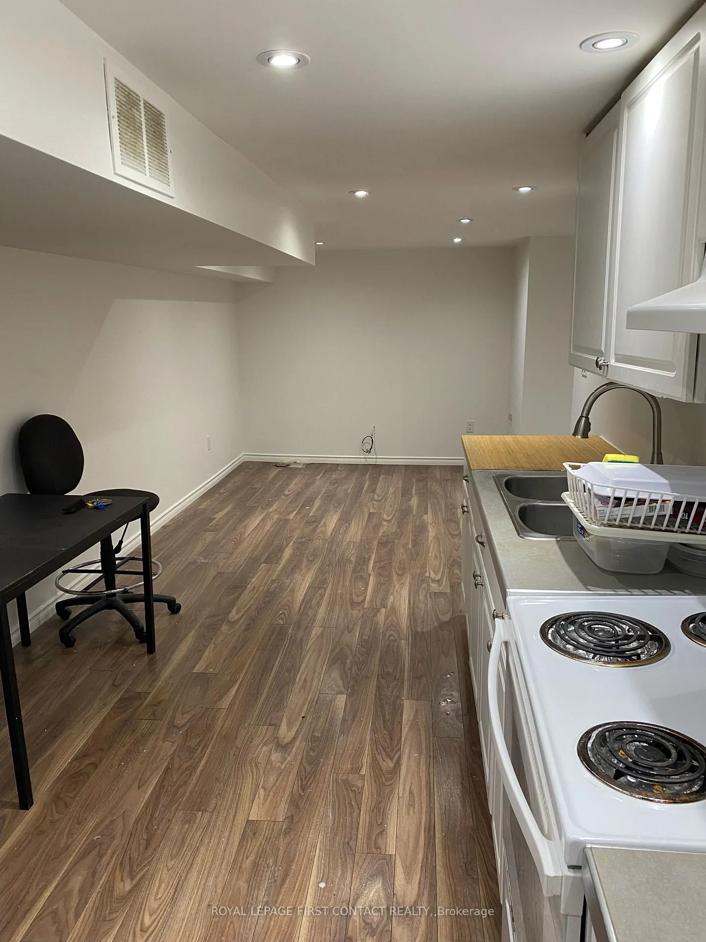 Photo 3 of 560 Heman Street, Newmarket, Huron Heights-Leslie Valley — HOMEH