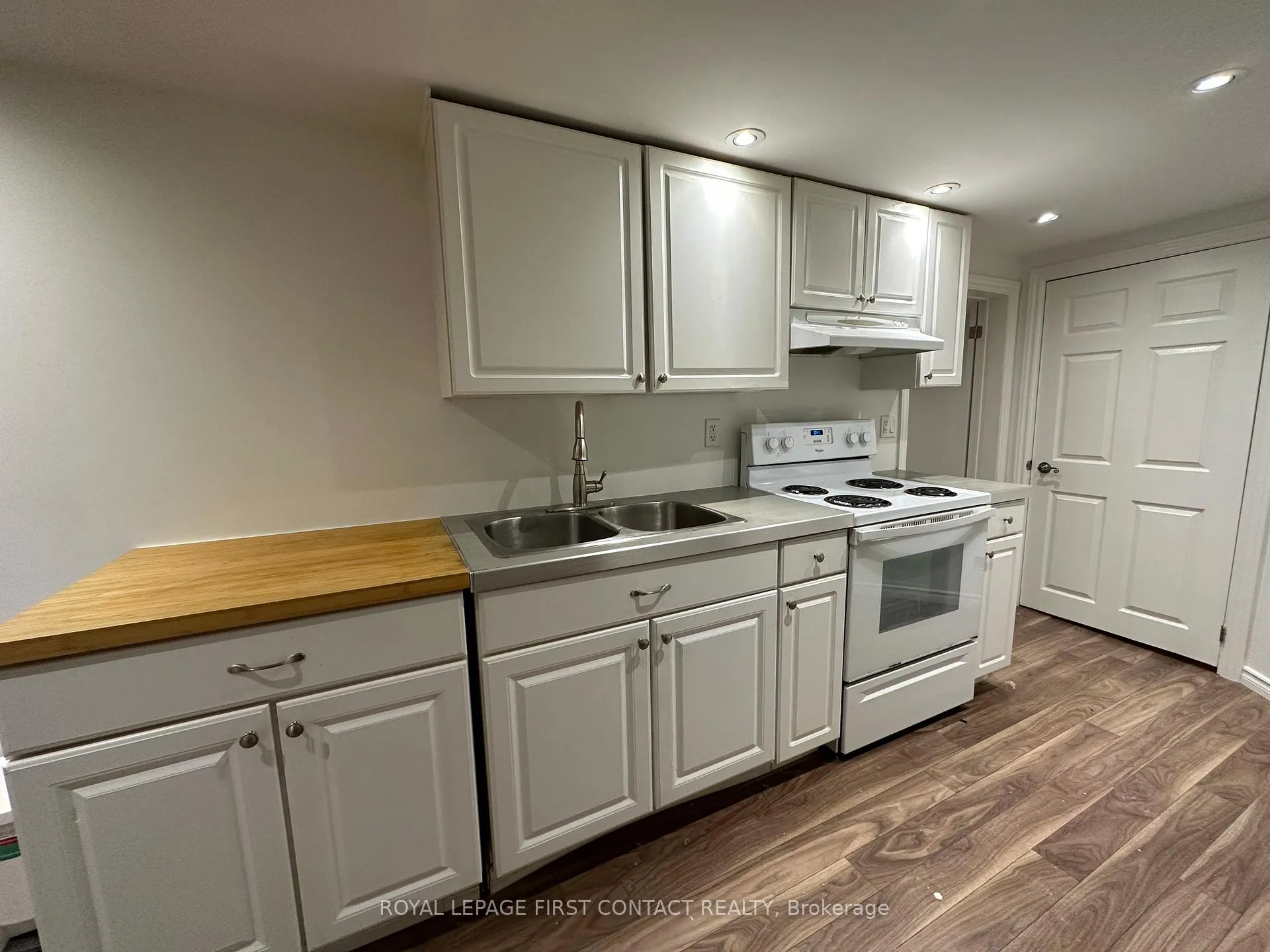 Photo 4 of 560 Heman Street, Newmarket, Huron Heights-Leslie Valley — HOMEH